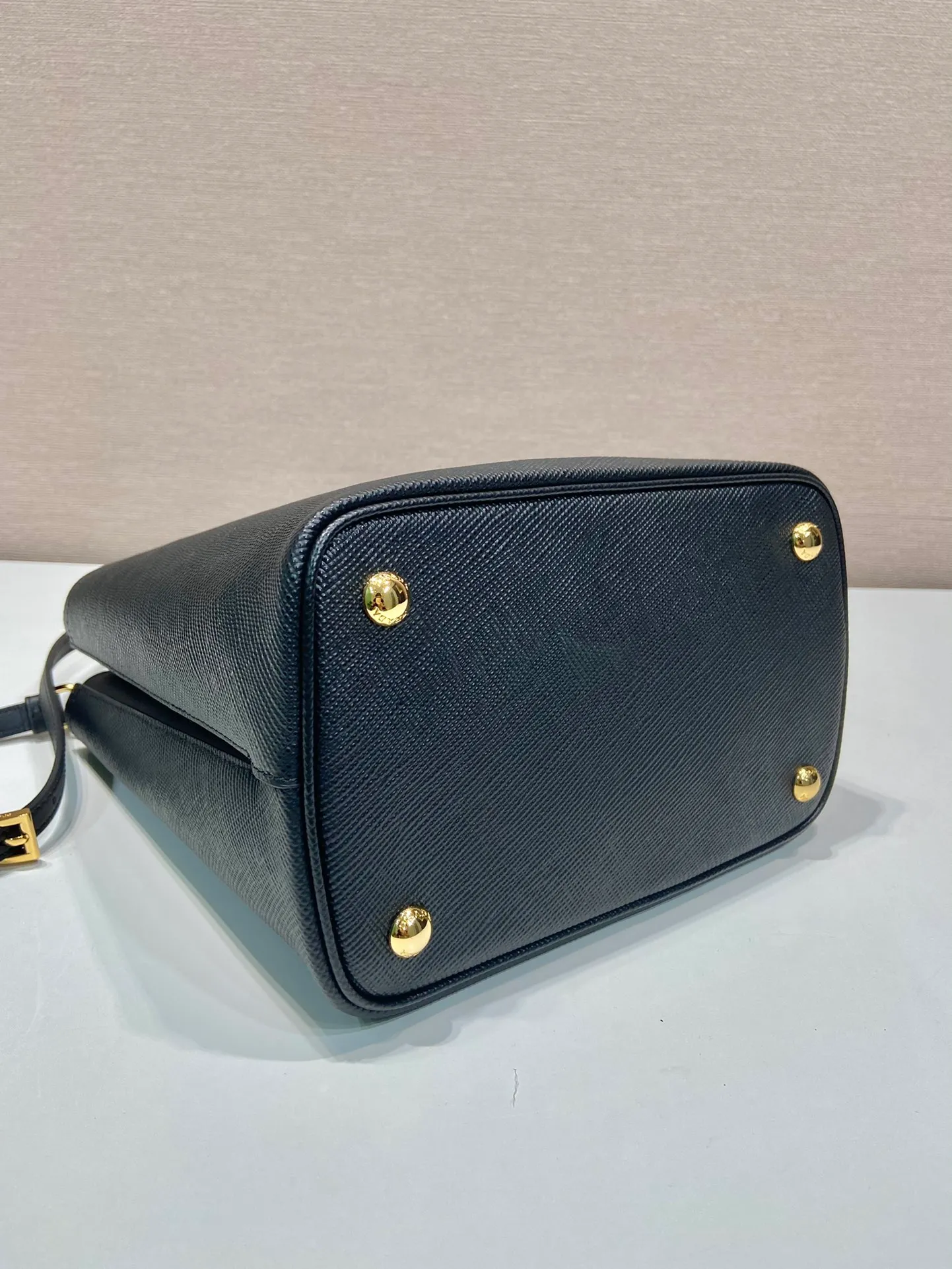 💰1840🔆Exclusive first release🔆1BA212💋New color🤙🤙Made of imported Saffiano leather material, the detachable shoulder strap, leather nameplate and metal logo complement each other. Leather-covered central pocket with magnetic buckle. Saffiano leather triangle logo. Contrast color nappa leather lining. This Double handbag has an elegant style, eye-catching and unique. It is also a popular style🙋🏻🙋🏻Length 22X Height 23X Bottom 13cm