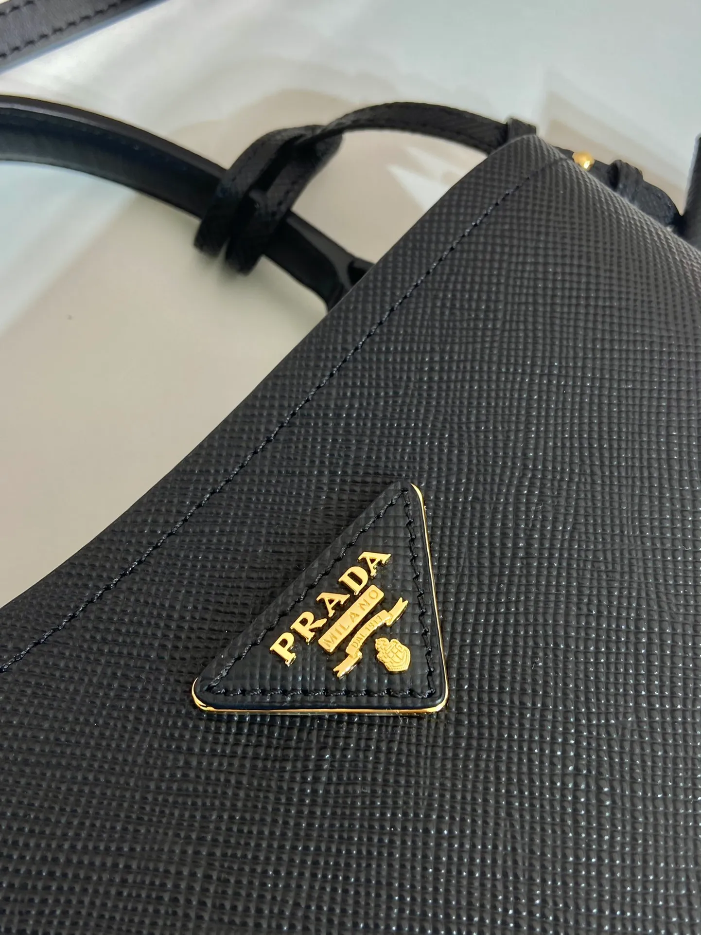 💰1840🔆Exclusive first release🔆1BA212💋New color🤙🤙Made of imported Saffiano leather material, the detachable shoulder strap, leather nameplate and metal logo complement each other. Leather-covered central pocket with magnetic buckle. Saffiano leather triangle logo. Contrast color nappa leather lining. This Double handbag has an elegant style, eye-catching and unique. It is also a popular style🙋🏻🙋🏻Length 22X Height 23X Bottom 13cm