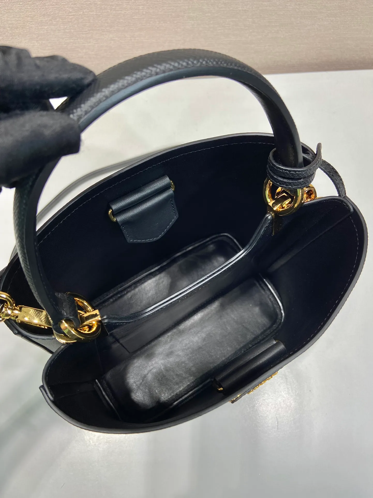💰1840🔆Exclusive first release🔆1BA212💋New color🤙🤙Made of imported Saffiano leather material, the detachable shoulder strap, leather nameplate and metal logo complement each other. Leather-covered central pocket with magnetic buckle. Saffiano leather triangle logo. Contrast color nappa leather lining. This Double handbag has an elegant style, eye-catching and unique. It is also a popular style🙋🏻🙋🏻Length 22X Height 23X Bottom 13cm