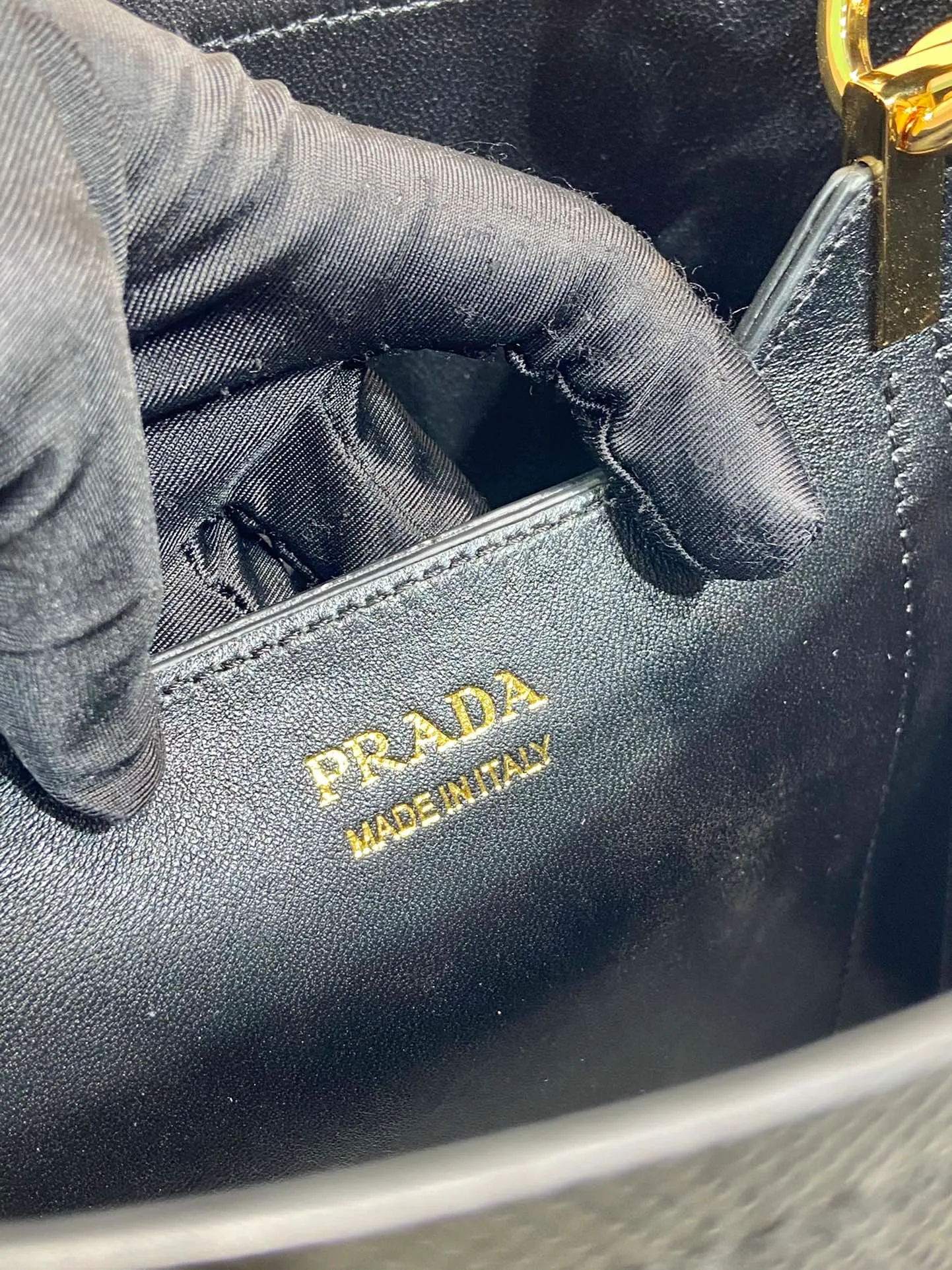 💰1840🔆Exclusive first release🔆1BA212💋New color🤙🤙Made of imported Saffiano leather material, the detachable shoulder strap, leather nameplate and metal logo complement each other. Leather-covered central pocket with magnetic buckle. Saffiano leather triangle logo. Contrast color nappa leather lining. This Double handbag has an elegant style, eye-catching and unique. It is also a popular style🙋🏻🙋🏻Length 22X Height 23X Bottom 13cm