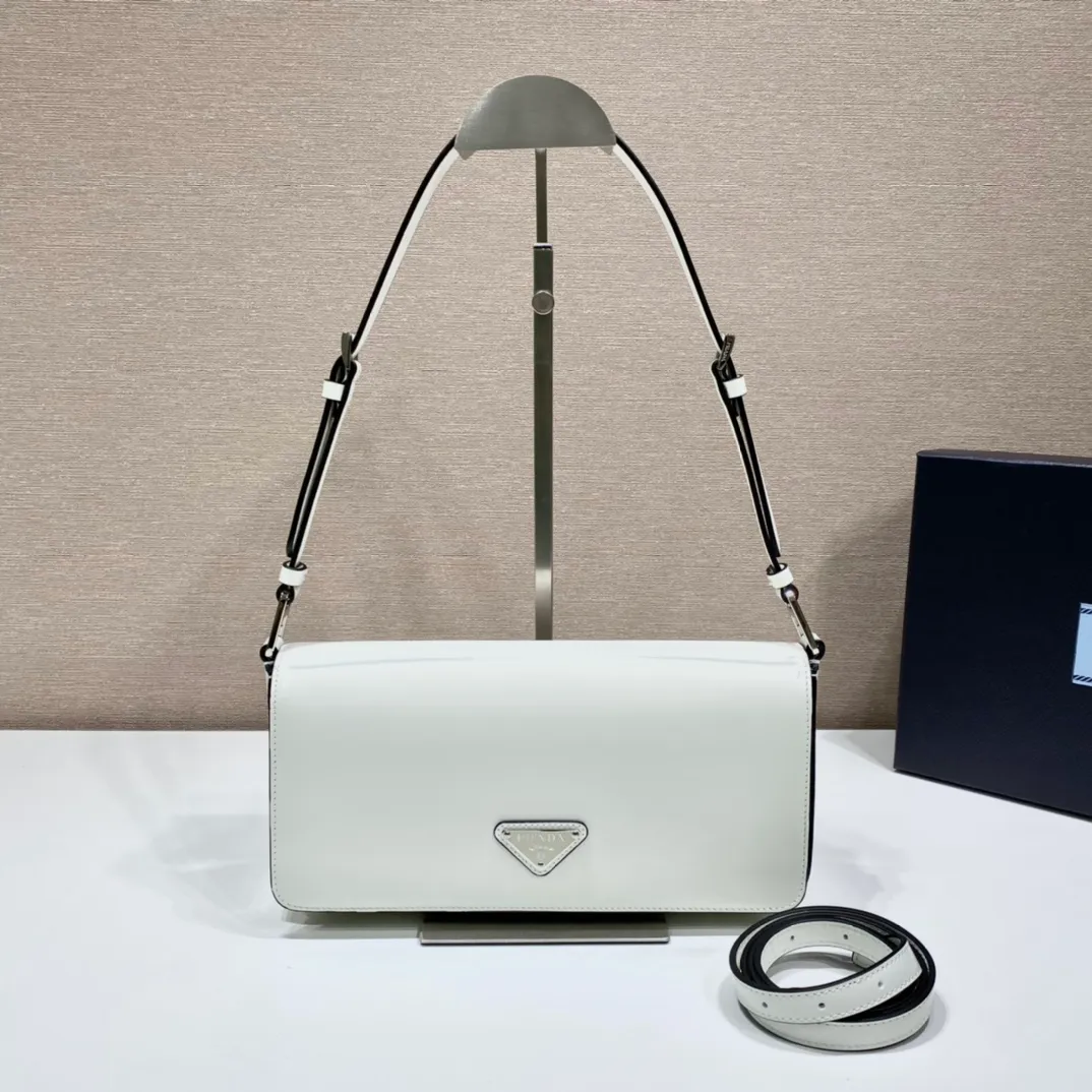 💰1600🎉New style🎉1BD323🎉🎉 This clamshell shoulder bag is full of modernity👏 Made of imported cowhide and equipped with two detachable and interchangeable long and short shoulder straps. Can be worn on one shoulder or across the body. Simple, elegant and trendy, this retro and high-end bag can instantly transform you into a girl when you carry it on your back. It has a large capacity and is versatile and fashionable. It is also a fashionable style that will never go out of style. Hurry up and get it. 🎉🎉 Length 26x Height 12x Bottom 4.8cm