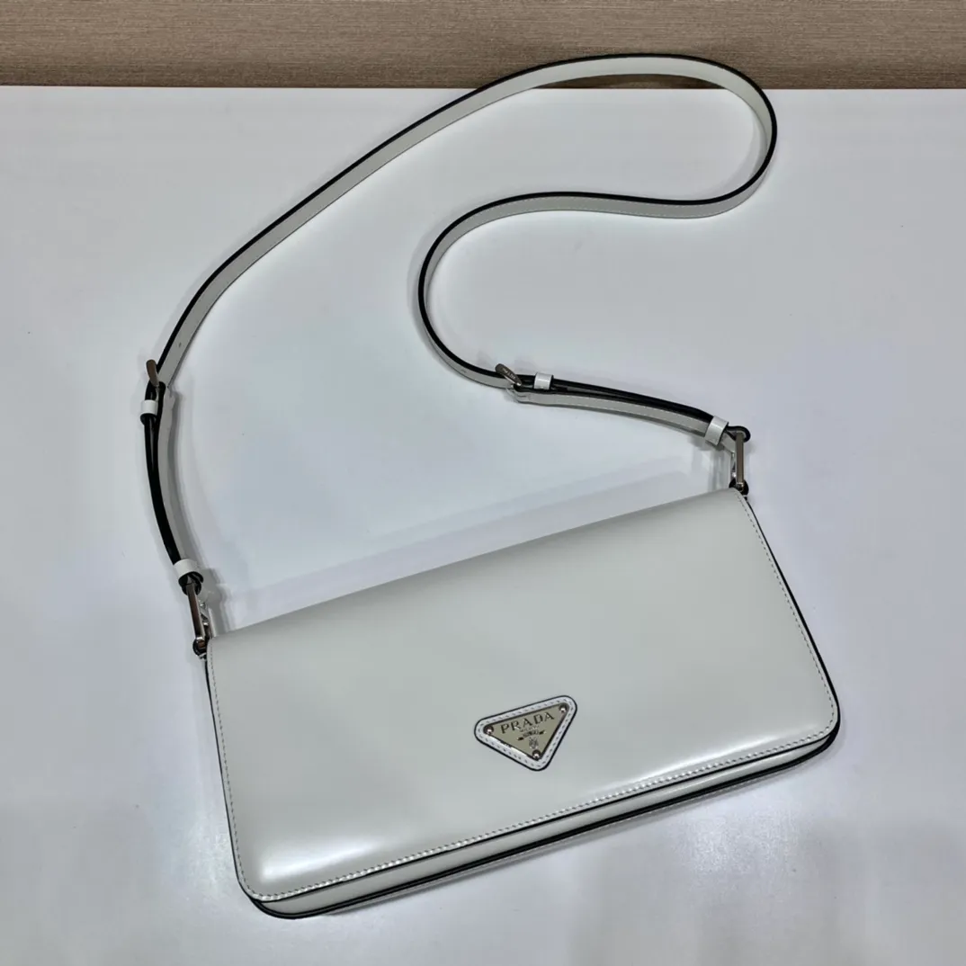 💰1600🎉New style🎉1BD323🎉🎉 This clamshell shoulder bag is full of modernity👏 Made of imported cowhide and equipped with two detachable and interchangeable long and short shoulder straps. Can be worn on one shoulder or across the body. Simple, elegant and trendy, this retro and high-end bag can instantly transform you into a girl when you carry it on your back. It has a large capacity and is versatile and fashionable. It is also a fashionable style that will never go out of style. Hurry up and get it. 🎉🎉 Length 26x Height 12x Bottom 4.8cm