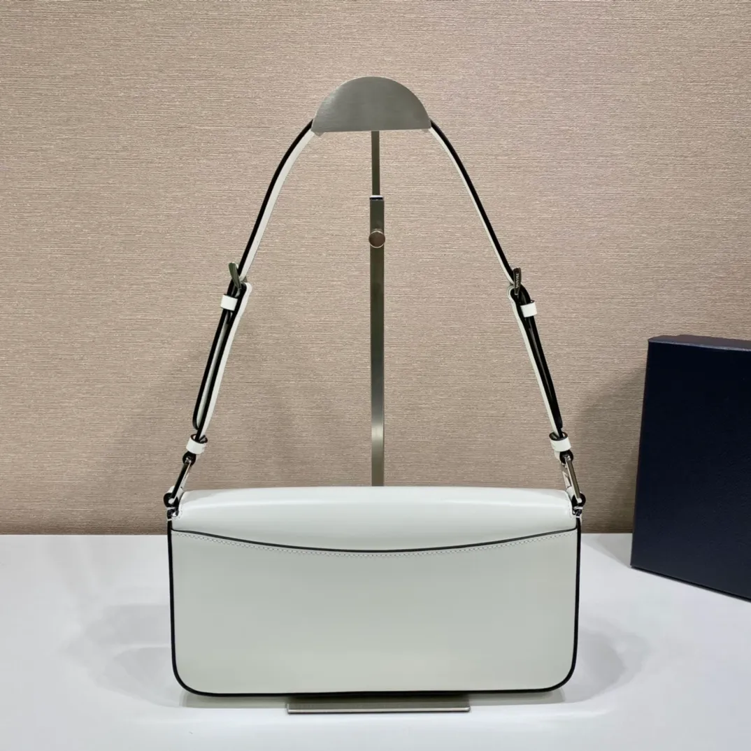 💰1600🎉New style🎉1BD323🎉🎉 This clamshell shoulder bag is full of modernity👏 Made of imported cowhide and equipped with two detachable and interchangeable long and short shoulder straps. Can be worn on one shoulder or across the body. Simple, elegant and trendy, this retro and high-end bag can instantly transform you into a girl when you carry it on your back. It has a large capacity and is versatile and fashionable. It is also a fashionable style that will never go out of style. Hurry up and get it. 🎉🎉 Length 26x Height 12x Bottom 4.8cm
