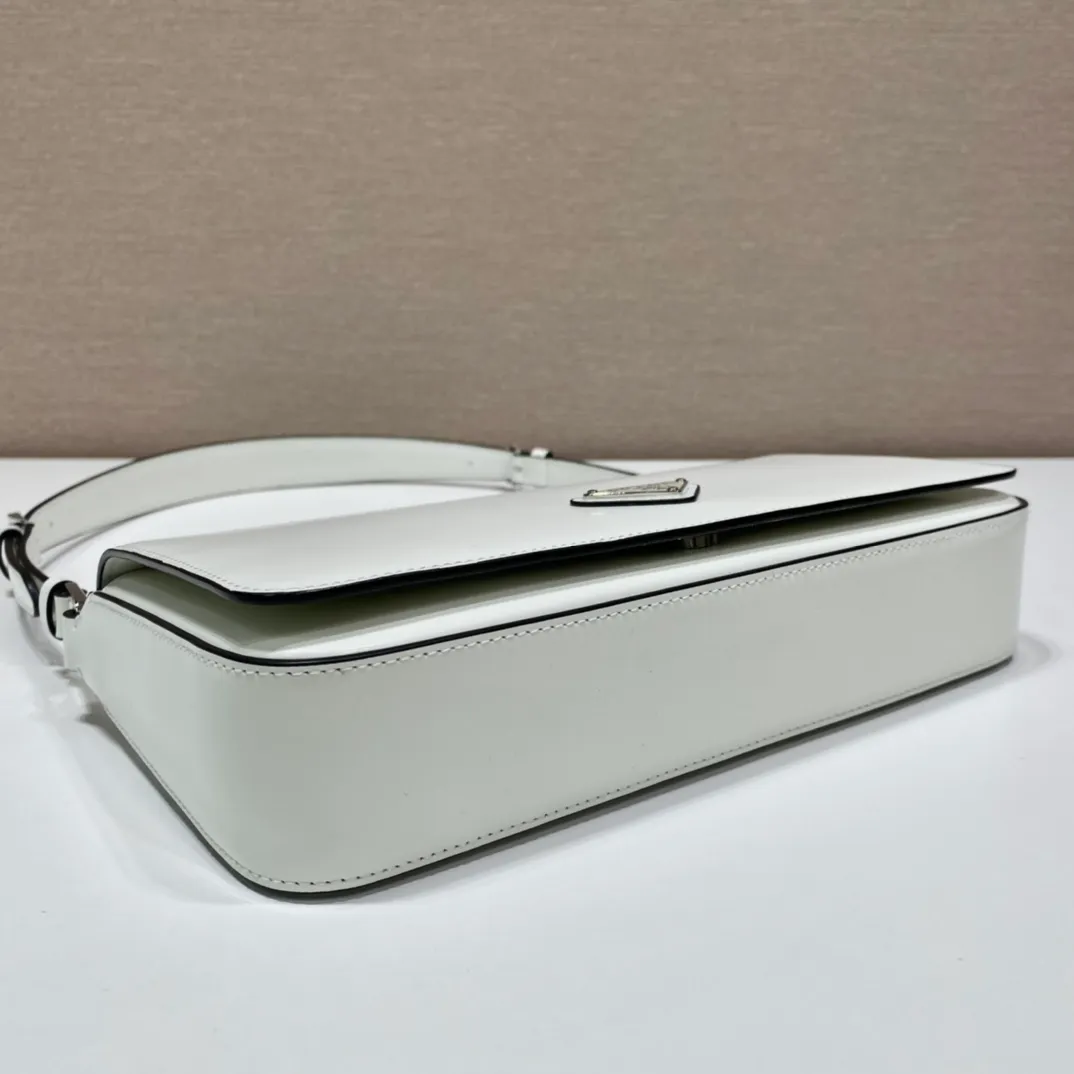 💰1600🎉New style🎉1BD323🎉🎉 This clamshell shoulder bag is full of modernity👏 Made of imported cowhide and equipped with two detachable and interchangeable long and short shoulder straps. Can be worn on one shoulder or across the body. Simple, elegant and trendy, this retro and high-end bag can instantly transform you into a girl when you carry it on your back. It has a large capacity and is versatile and fashionable. It is also a fashionable style that will never go out of style. Hurry up and get it. 🎉🎉 Length 26x Height 12x Bottom 4.8cm