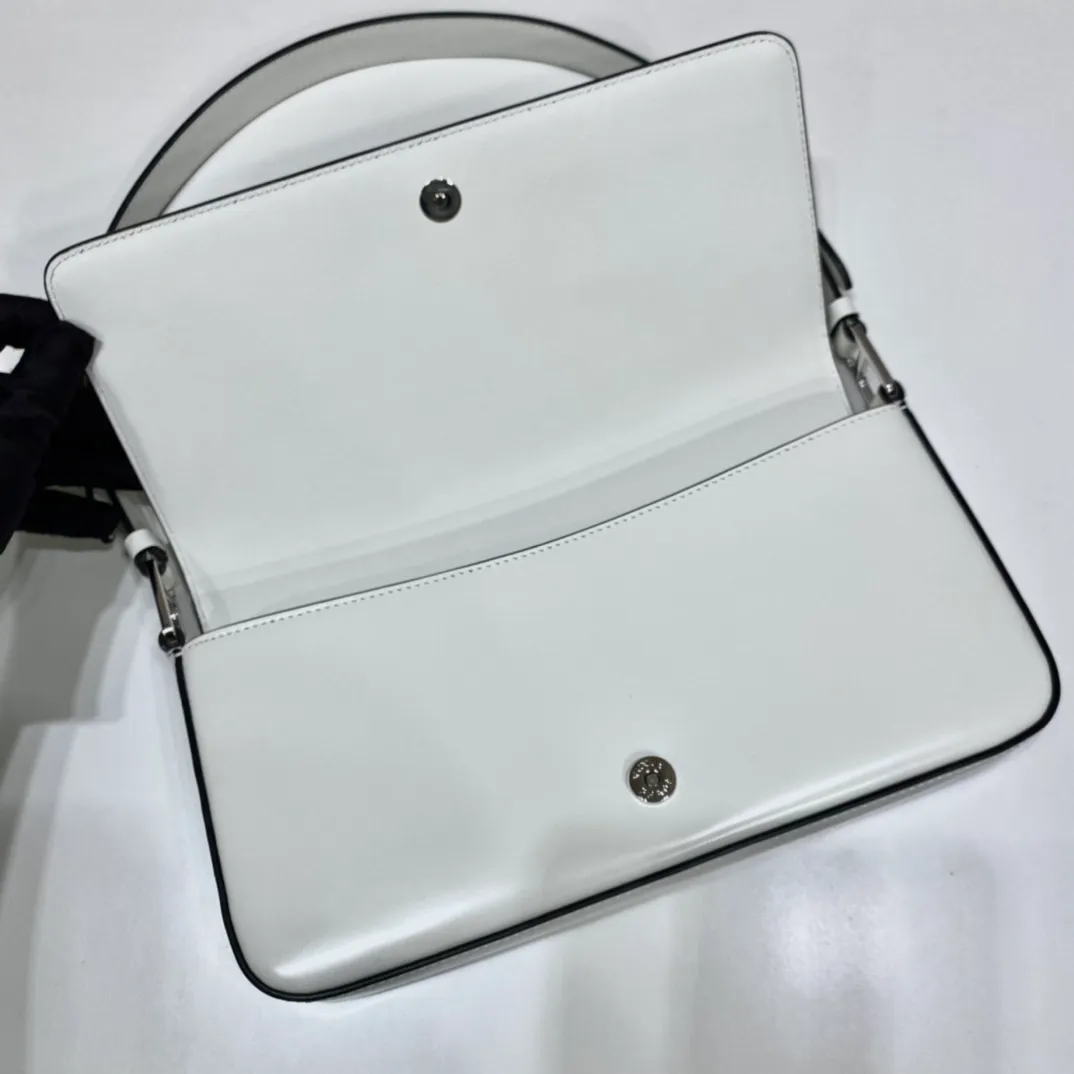 💰1600🎉New style🎉1BD323🎉🎉 This clamshell shoulder bag is full of modernity👏 Made of imported cowhide and equipped with two detachable and interchangeable long and short shoulder straps. Can be worn on one shoulder or across the body. Simple, elegant and trendy, this retro and high-end bag can instantly transform you into a girl when you carry it on your back. It has a large capacity and is versatile and fashionable. It is also a fashionable style that will never go out of style. Hurry up and get it. 🎉🎉 Length 26x Height 12x Bottom 4.8cm