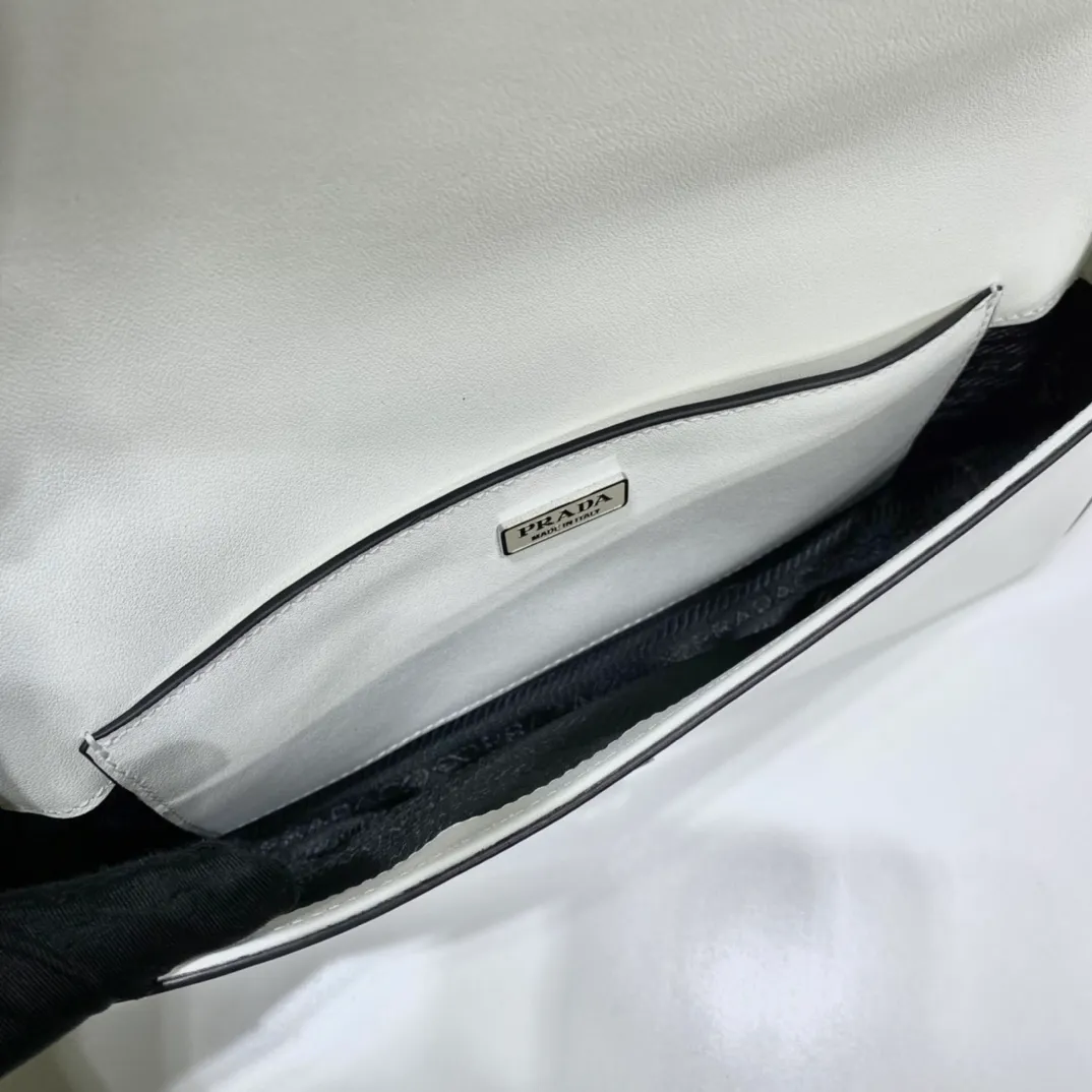 💰1600🎉New style🎉1BD323🎉🎉 This clamshell shoulder bag is full of modernity👏 Made of imported cowhide and equipped with two detachable and interchangeable long and short shoulder straps. Can be worn on one shoulder or across the body. Simple, elegant and trendy, this retro and high-end bag can instantly transform you into a girl when you carry it on your back. It has a large capacity and is versatile and fashionable. It is also a fashionable style that will never go out of style. Hurry up and get it. 🎉🎉 Length 26x Height 12x Bottom 4.8cm