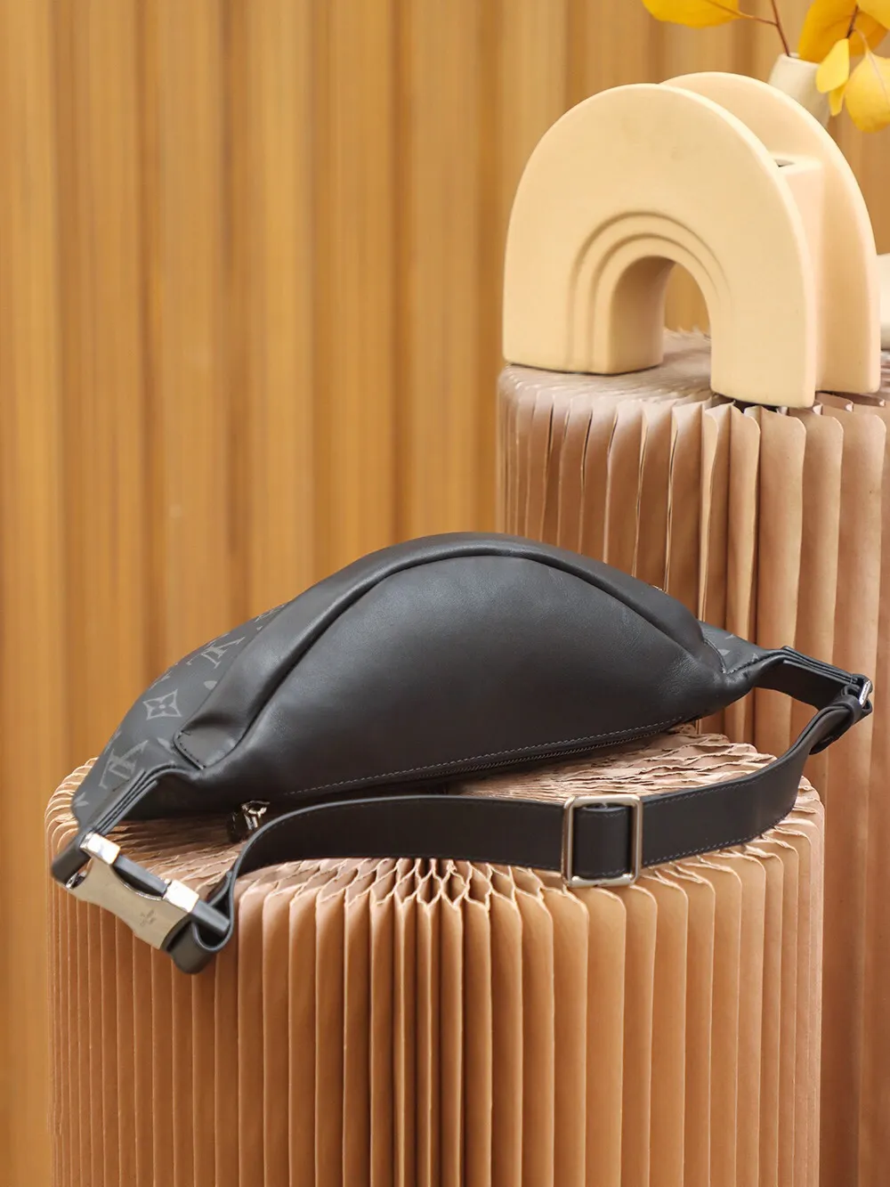 P¥920👉nfc dynamic chip version👈[Top-level inspection-free all-steel hardware] Developed by the original factory,👏👏This Discovery waist bag is made of Monogram Eclipse canvas, combining casual fashion and modern functionality. The shape is ergonomic and equipped with an adjustable strap, which can be worn around the waist, carried on the shoulder or hung casually on the chest. Zippered pockets on the front and back provide easy access to your phone, cards and keys. Monogram Eclipse coated canvas, cowhide trim, fabric lining, zipper closure, exterior pocket on the front, patch pocket on the back! ! Model: M44336; Size: 47x20x9CM
