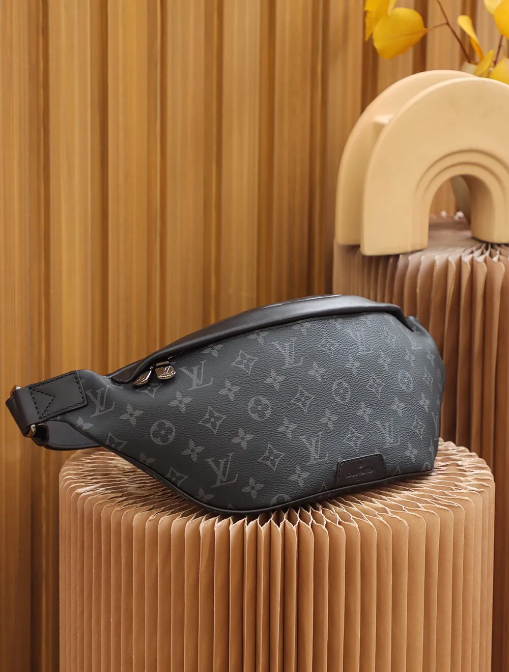 P¥920👉nfc dynamic chip version👈[Top-level inspection-free all-steel hardware] Developed by the original factory,👏👏This Discovery waist bag is made of Monogram Eclipse canvas, combining casual fashion and modern functionality. The shape is ergonomic and equipped with an adjustable strap, which can be worn around the waist, carried on the shoulder or hung casually on the chest. Zippered pockets on the front and back provide easy access to your phone, cards and keys. Monogram Eclipse coated canvas, cowhide trim, fabric lining, zipper closure, exterior pocket on the front, patch pocket on the back! ! Model: M44336; Size: 47x20x9CM