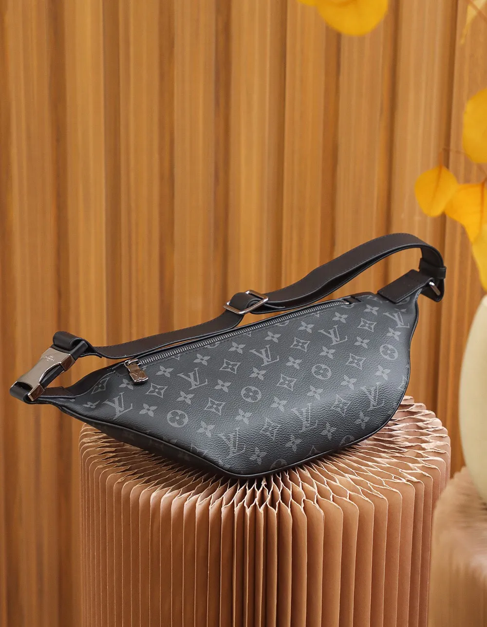 P¥920👉nfc dynamic chip version👈[Top-level inspection-free all-steel hardware] Developed by the original factory,👏👏This Discovery waist bag is made of Monogram Eclipse canvas, combining casual fashion and modern functionality. The shape is ergonomic and equipped with an adjustable strap, which can be worn around the waist, carried on the shoulder or hung casually on the chest. Zippered pockets on the front and back provide easy access to your phone, cards and keys. Monogram Eclipse coated canvas, cowhide trim, fabric lining, zipper closure, exterior pocket on the front, patch pocket on the back! ! Model: M44336; Size: 47x20x9CM