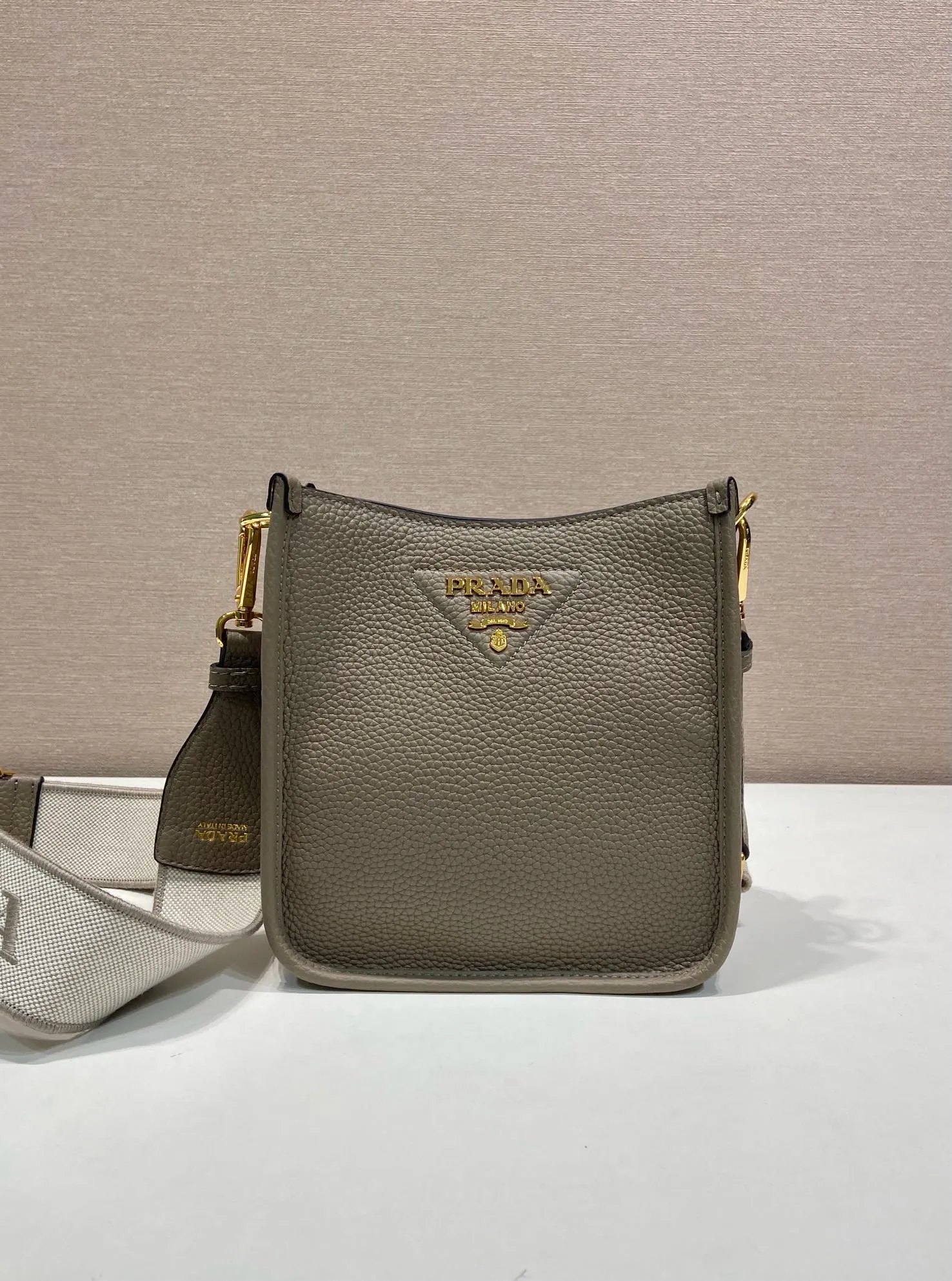 💰1560👏New style double shoulder bag👏1BH191-1/tote bag This leather mini shoulder bag has a simple design. A metallic triangle logo on the front adds signature tone. Equipped with detachable logo-printed webbing and leather shoulder straps, it can be exchanged at any time for different outfits and occasions😘😘to highlight its modern style. High fashion is the main fashion for daily matching. Hurry up and get it, it’s so beautiful👏👏 Length 19x height 20x base 6cm👏👏👏😘😘😘