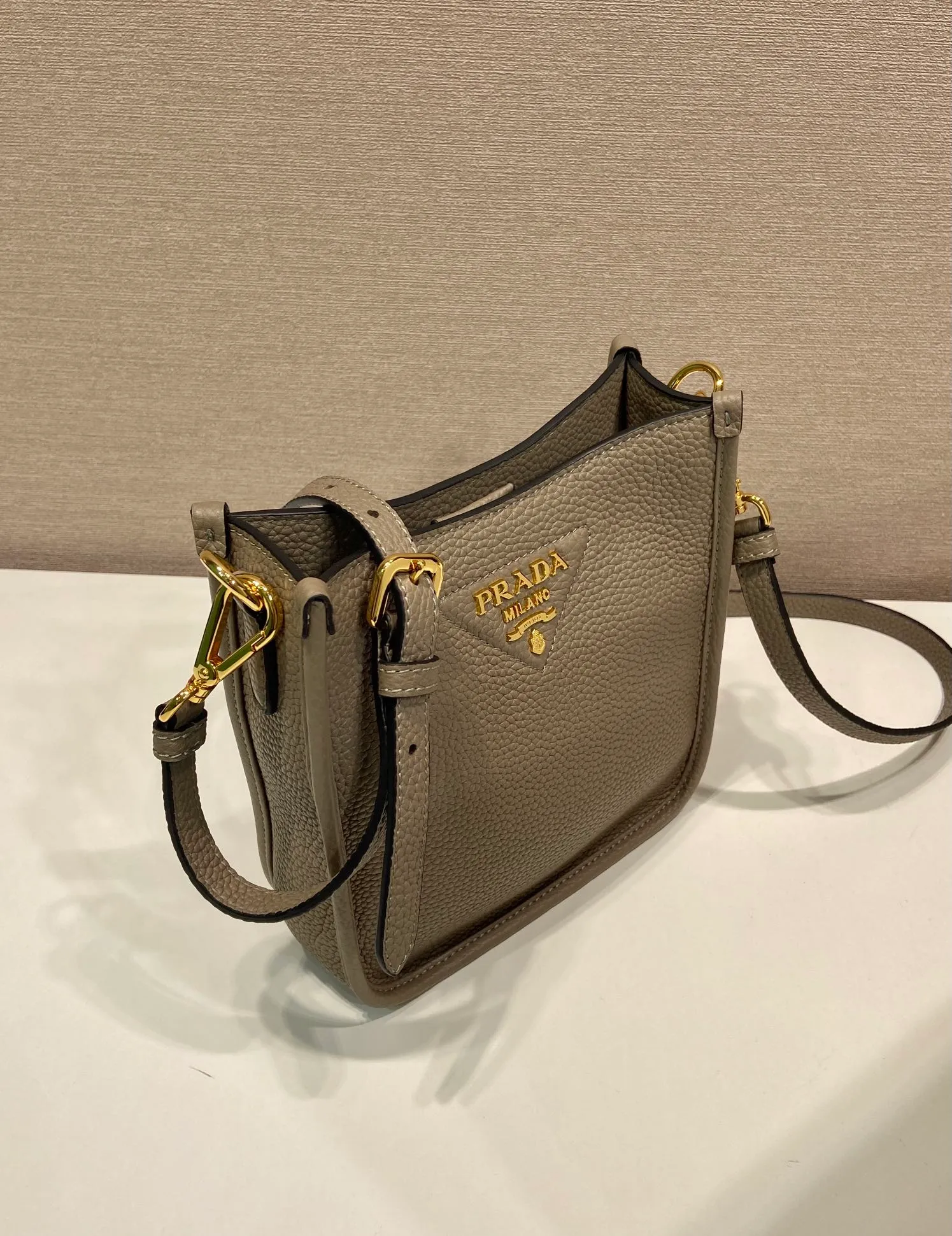 💰1560👏New style double shoulder bag👏1BH191-1/tote bag This leather mini shoulder bag has a simple design. A metallic triangle logo on the front adds signature tone. Equipped with detachable logo-printed webbing and leather shoulder straps, it can be exchanged at any time for different outfits and occasions😘😘to highlight its modern style. High fashion is the main fashion for daily matching. Hurry up and get it, it’s so beautiful👏👏 Length 19x height 20x base 6cm👏👏👏😘😘😘