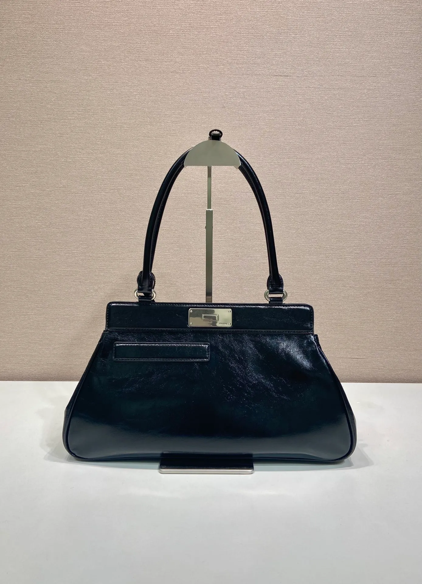 💰1860🎉New Product🎉1BG569 Oiled Waxed Leather🎉🎉 This handbag debuts with a modern geometric shape, using imported oiled waxed cowhide, and the ingenious Oversize design plays with illusions. There are 2 pockets on the front and back of the bag, cleverly reproduced details, just like the twist lock buckle in the archive design, showing the brand's exquisite craftsmanship. It has a large capacity and is a hit that will never go out of style. Hurry up and get it🎉🎉 Length 38x Height 21x Bottom 8cm🎉🎉🎉💰💰💰