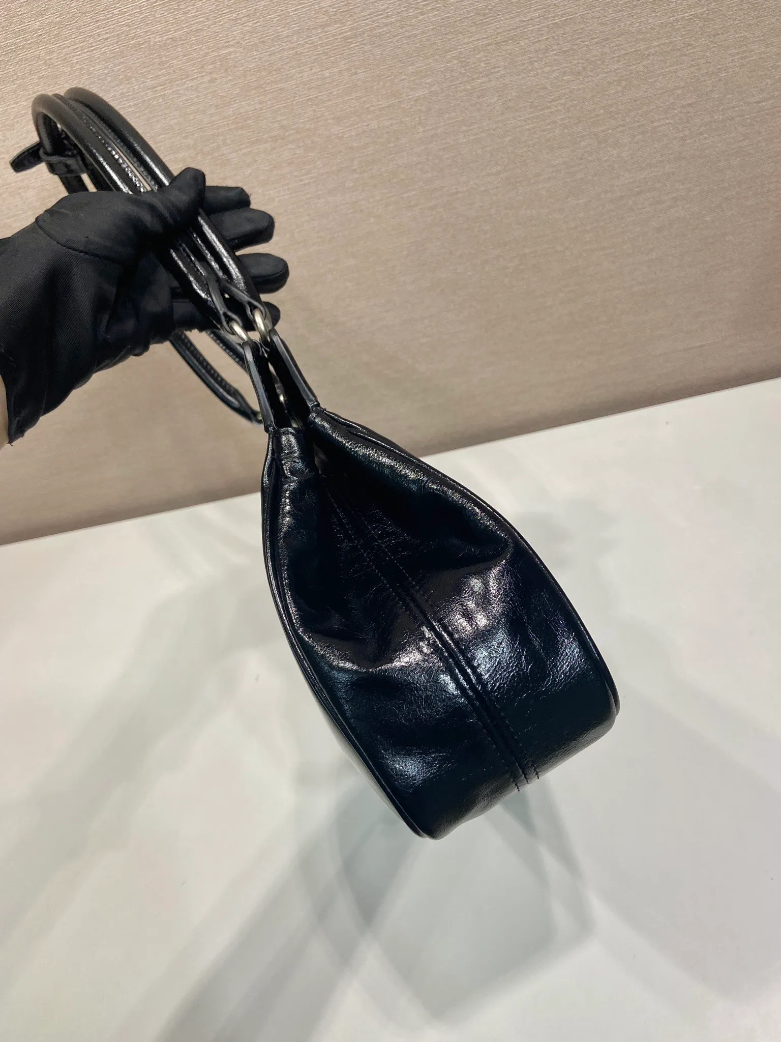 💰1860🎉New Product🎉1BG569 Oiled Waxed Leather🎉🎉 This handbag debuts with a modern geometric shape, using imported oiled waxed cowhide, and the ingenious Oversize design plays with illusions. There are 2 pockets on the front and back of the bag, cleverly reproduced details, just like the twist lock buckle in the archive design, showing the brand's exquisite craftsmanship. It has a large capacity and is a hit that will never go out of style. Hurry up and get it🎉🎉 Length 38x Height 21x Bottom 8cm🎉🎉🎉💰💰💰