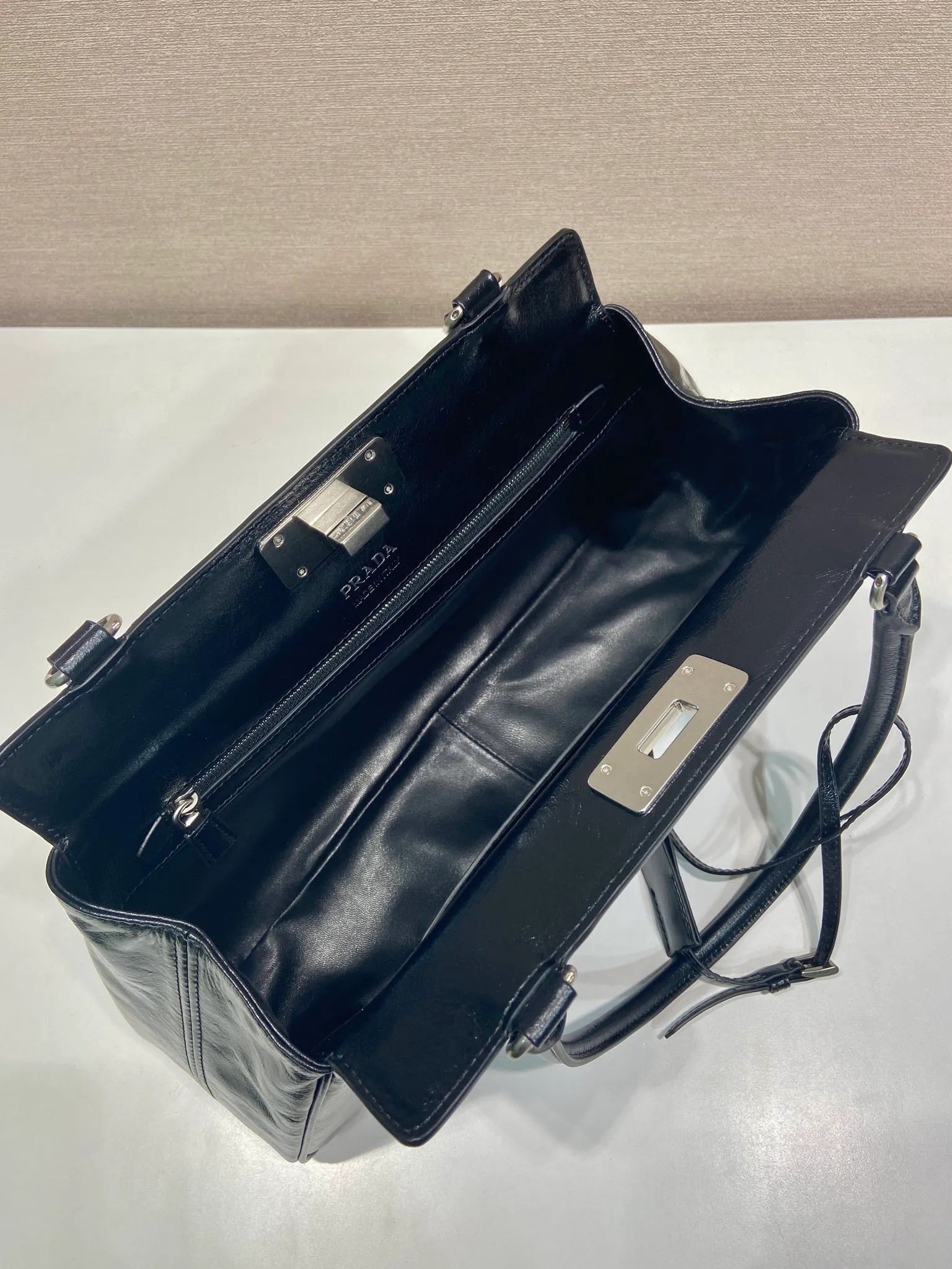 💰1860🎉New Product🎉1BG569 Oiled Waxed Leather🎉🎉 This handbag debuts with a modern geometric shape, using imported oiled waxed cowhide, and the ingenious Oversize design plays with illusions. There are 2 pockets on the front and back of the bag, cleverly reproduced details, just like the twist lock buckle in the archive design, showing the brand's exquisite craftsmanship. It has a large capacity and is a hit that will never go out of style. Hurry up and get it🎉🎉 Length 38x Height 21x Bottom 8cm🎉🎉🎉💰💰💰