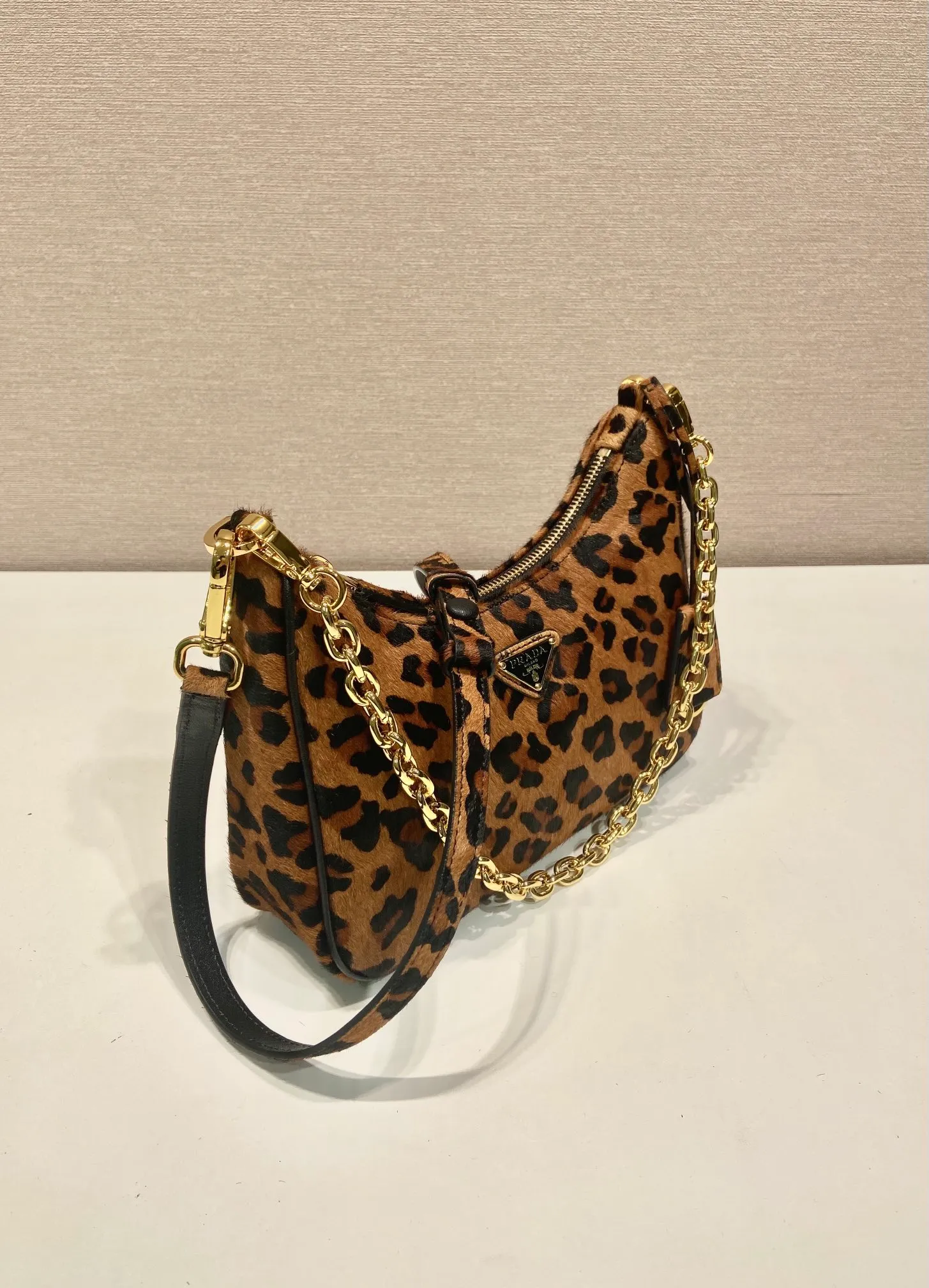 💰1260🎉Leopard print Hobo🎉1BC194 new arrival🎉🎉 This Arqué handbag reinterprets the Hobo silhouette, decorated with leopard print to add personality and highlight the charm of versatile fashion. It has adjustable and removable printed leather handles and chains, with large capacity and a must-have in winter. Another ever-popular style, hurry up and get it🎉🎉 Length 22.5x Height 18.5x Bottom 6cm🎉🎉🎉👏👏👏