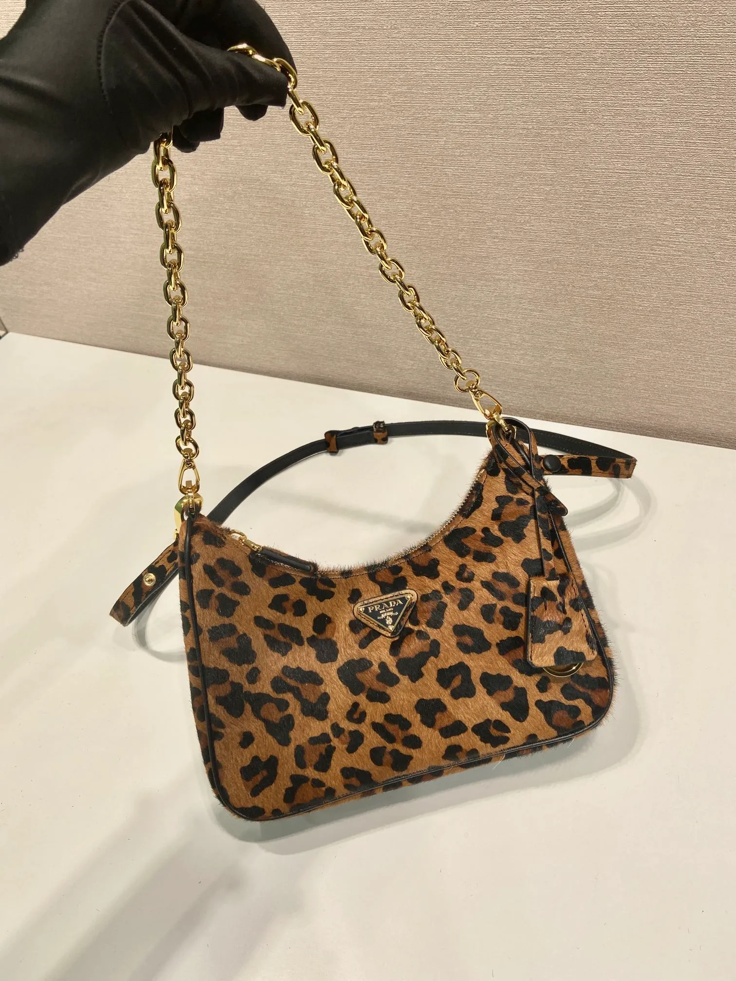 💰1260🎉Leopard print Hobo🎉1BC194 new arrival🎉🎉 This Arqué handbag reinterprets the Hobo silhouette, decorated with leopard print to add personality and highlight the charm of versatile fashion. It has adjustable and removable printed leather handles and chains, with large capacity and a must-have in winter. Another ever-popular style, hurry up and get it🎉🎉 Length 22.5x Height 18.5x Bottom 6cm🎉🎉🎉👏👏👏