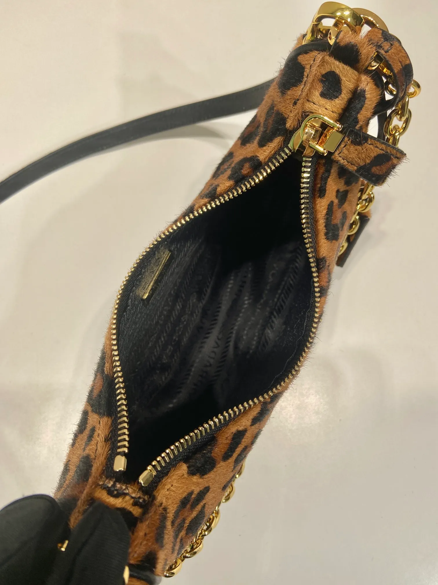 💰1260🎉Leopard print Hobo🎉1BC194 new arrival🎉🎉 This Arqué handbag reinterprets the Hobo silhouette, decorated with leopard print to add personality and highlight the charm of versatile fashion. It has adjustable and removable printed leather handles and chains, with large capacity and a must-have in winter. Another ever-popular style, hurry up and get it🎉🎉 Length 22.5x Height 18.5x Bottom 6cm🎉🎉🎉👏👏👏