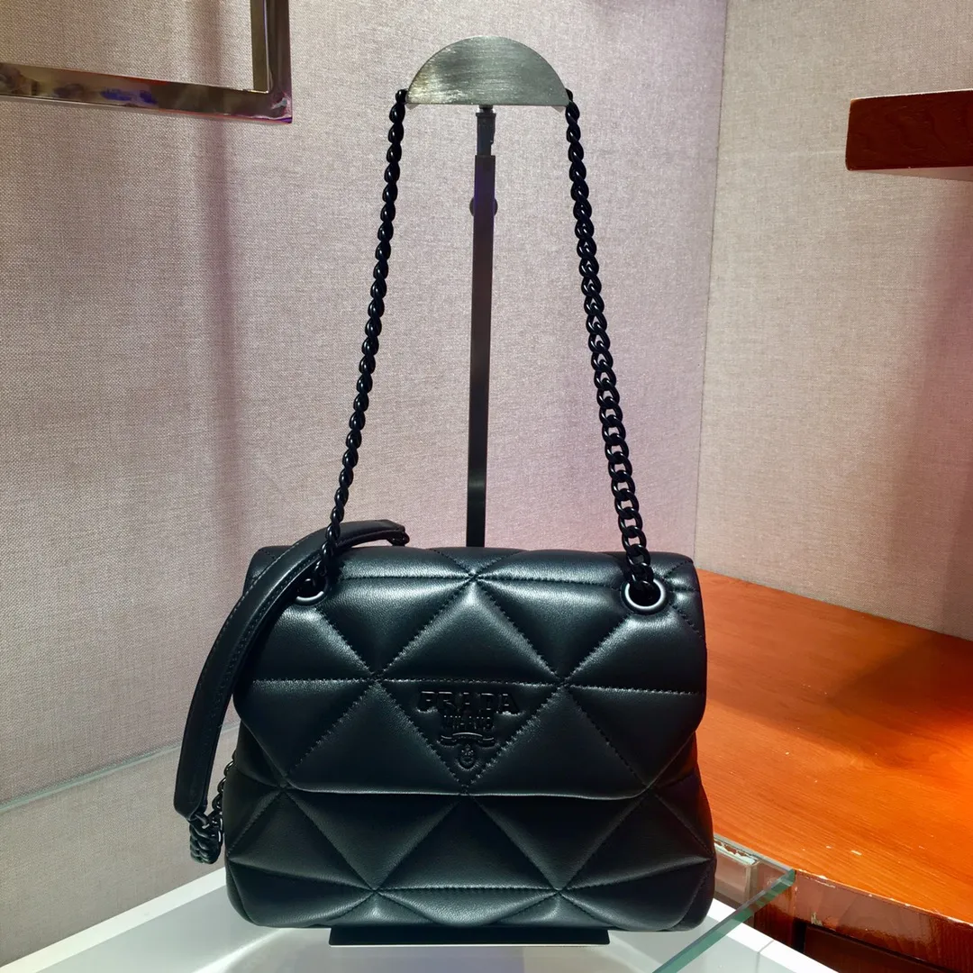 💰1660🎉Exclusive first launch🎉1BD233✨Original item👍Made of imported lambskin, complex hand-embroidered 👍Super soft to the touch😘😘Hardware with same color finish, chain, letter logo. The chain of the same color comes with a leather shoulder strap, which can be worn diagonally or on one shoulder😘😘The three compartment design meets exquisite storage needs, is lightweight and practical, and has a large space capacity. It can be worn with everyday clothes, it’s so beautiful🙊🙊Hurry up, goddesses😘😘Length 22x height 15x bottom 8cm👏👏👏💰💰💰,