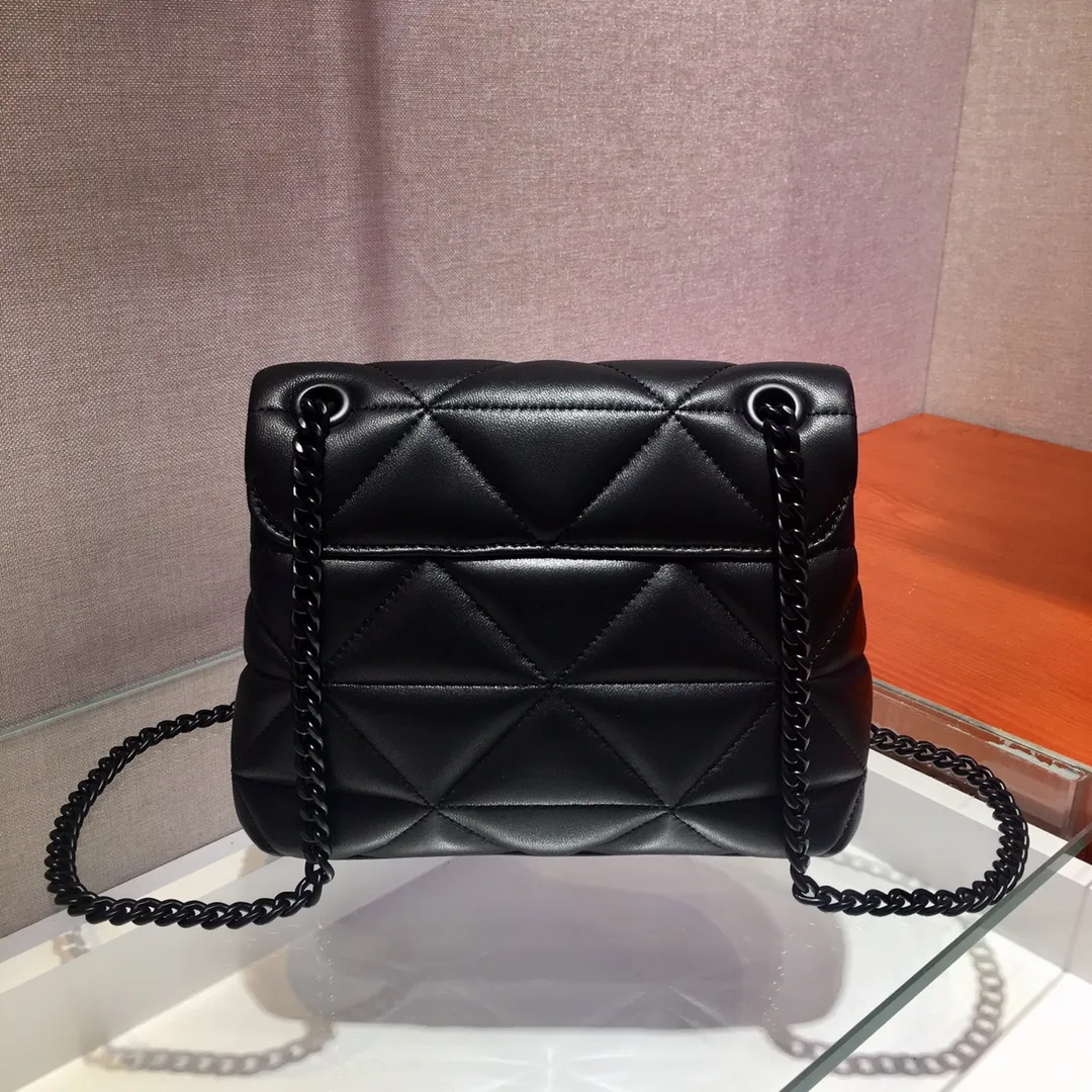 💰1660🎉Exclusive first launch🎉1BD233✨Original item👍Made of imported lambskin, complex hand-embroidered 👍Super soft to the touch😘😘Hardware with same color finish, chain, letter logo. The chain of the same color comes with a leather shoulder strap, which can be worn diagonally or on one shoulder😘😘The three compartment design meets exquisite storage needs, is lightweight and practical, and has a large space capacity. It can be worn with everyday clothes, it’s so beautiful🙊🙊Hurry up, goddesses😘😘Length 22x height 15x bottom 8cm👏👏👏💰💰💰,
