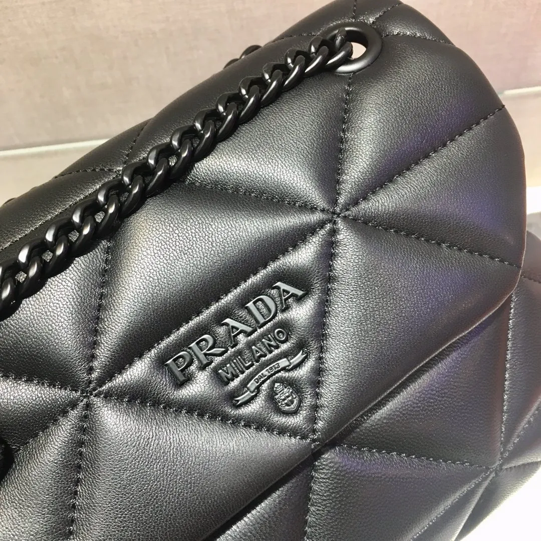💰1660🎉Exclusive first launch🎉1BD233✨Original item👍Made of imported lambskin, complex hand-embroidered 👍Super soft to the touch😘😘Hardware with same color finish, chain, letter logo. The chain of the same color comes with a leather shoulder strap, which can be worn diagonally or on one shoulder😘😘The three compartment design meets exquisite storage needs, is lightweight and practical, and has a large space capacity. It can be worn with everyday clothes, it’s so beautiful🙊🙊Hurry up, goddesses😘😘Length 22x height 15x bottom 8cm👏👏👏💰💰💰,