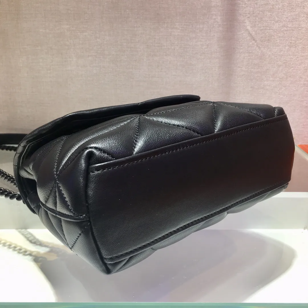 💰1660🎉Exclusive first launch🎉1BD233✨Original item👍Made of imported lambskin, complex hand-embroidered 👍Super soft to the touch😘😘Hardware with same color finish, chain, letter logo. The chain of the same color comes with a leather shoulder strap, which can be worn diagonally or on one shoulder😘😘The three compartment design meets exquisite storage needs, is lightweight and practical, and has a large space capacity. It can be worn with everyday clothes, it’s so beautiful🙊🙊Hurry up, goddesses😘😘Length 22x height 15x bottom 8cm👏👏👏💰💰💰,