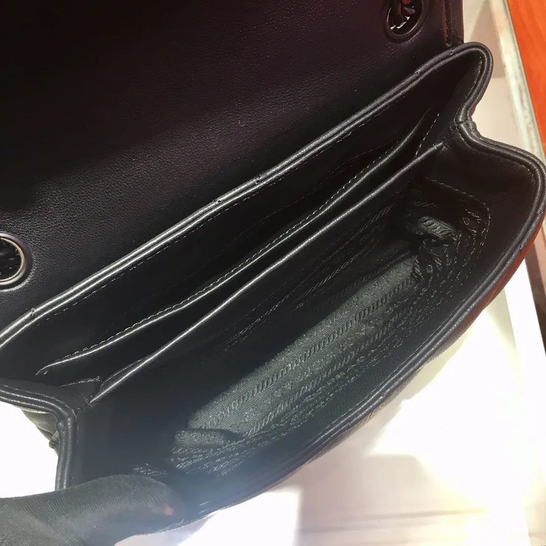 💰1660🎉Exclusive first launch🎉1BD233✨Original item👍Made of imported lambskin, complex hand-embroidered 👍Super soft to the touch😘😘Hardware with same color finish, chain, letter logo. The chain of the same color comes with a leather shoulder strap, which can be worn diagonally or on one shoulder😘😘The three compartment design meets exquisite storage needs, is lightweight and practical, and has a large space capacity. It can be worn with everyday clothes, it’s so beautiful🙊🙊Hurry up, goddesses😘😘Length 22x height 15x bottom 8cm👏👏👏💰💰💰,