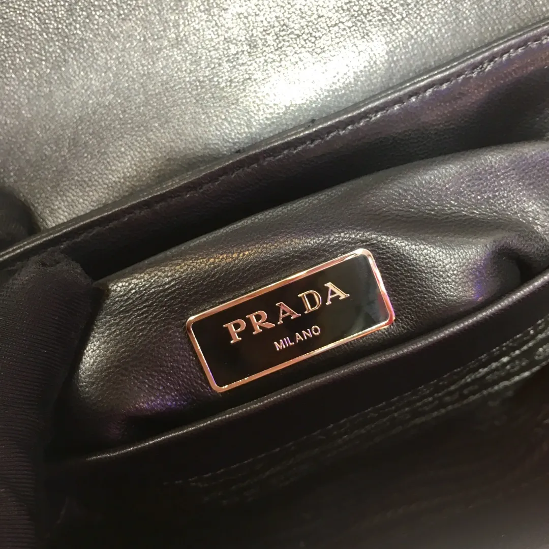 💰1660🎉Exclusive first launch🎉1BD233✨Original item👍Made of imported lambskin, complex hand-embroidered 👍Super soft to the touch😘😘Hardware with same color finish, chain, letter logo. The chain of the same color comes with a leather shoulder strap, which can be worn diagonally or on one shoulder😘😘The three compartment design meets exquisite storage needs, is lightweight and practical, and has a large space capacity. It can be worn with everyday clothes, it’s so beautiful🙊🙊Hurry up, goddesses😘😘Length 22x height 15x bottom 8cm👏👏👏💰💰💰,