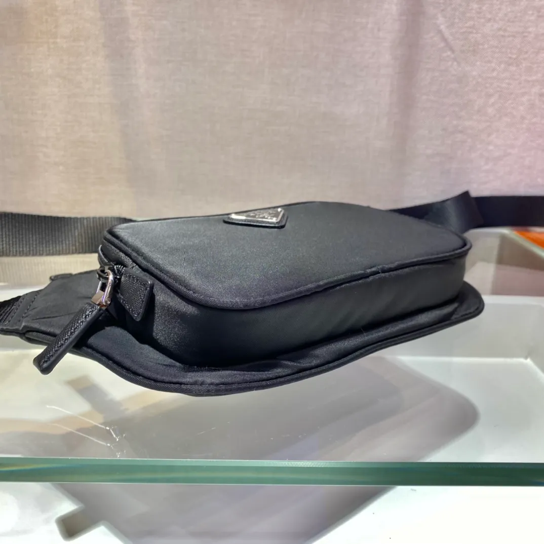 💰860🎉New waist bag🎉2VH128🎉🎉For both men and women😘 New waist bag/chest bag😘This design not only enhances the overall design sense, but also has a great upper body effect, is lightweight and fashionable. It is affordable and very practical for daily wear. It can be used as a waist bag/chest bag/crossbody bag👏It is very practical. Hurry up and get it🎉🎉 Length 19x Height 13cmx Bottom 2.5cm