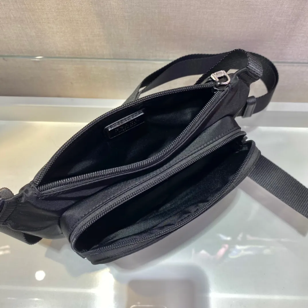 💰860🎉New waist bag🎉2VH128🎉🎉For both men and women😘 New waist bag/chest bag😘This design not only enhances the overall design sense, but also has a great upper body effect, is lightweight and fashionable. It is affordable and very practical for daily wear. It can be used as a waist bag/chest bag/crossbody bag👏It is very practical. Hurry up and get it🎉🎉 Length 19x Height 13cmx Bottom 2.5cm