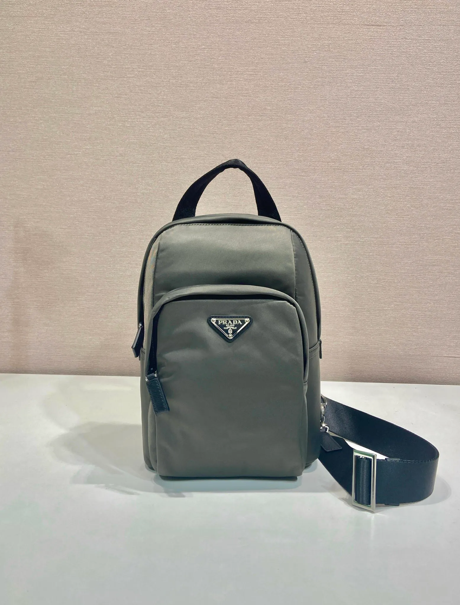 💰1040🎉New chest bag🎉🎉2VZ116🎉🎉 This chest bag is made of Re-Nylon recycled nylon material, with a lightweight and compact design and versatile style. A perfect blend of iconic elements, Saffiano leather details enhance sporty functionality. An enameled metal triangle logo adds signature appeal. Adjustable nylon shoulder strap, large capacity, stylish and handsome upper body effect😘😘Hurry up and get it🎉🎉 Length 20x Height 27x Bottom 8cm🎉🎉🎉💰💰💰