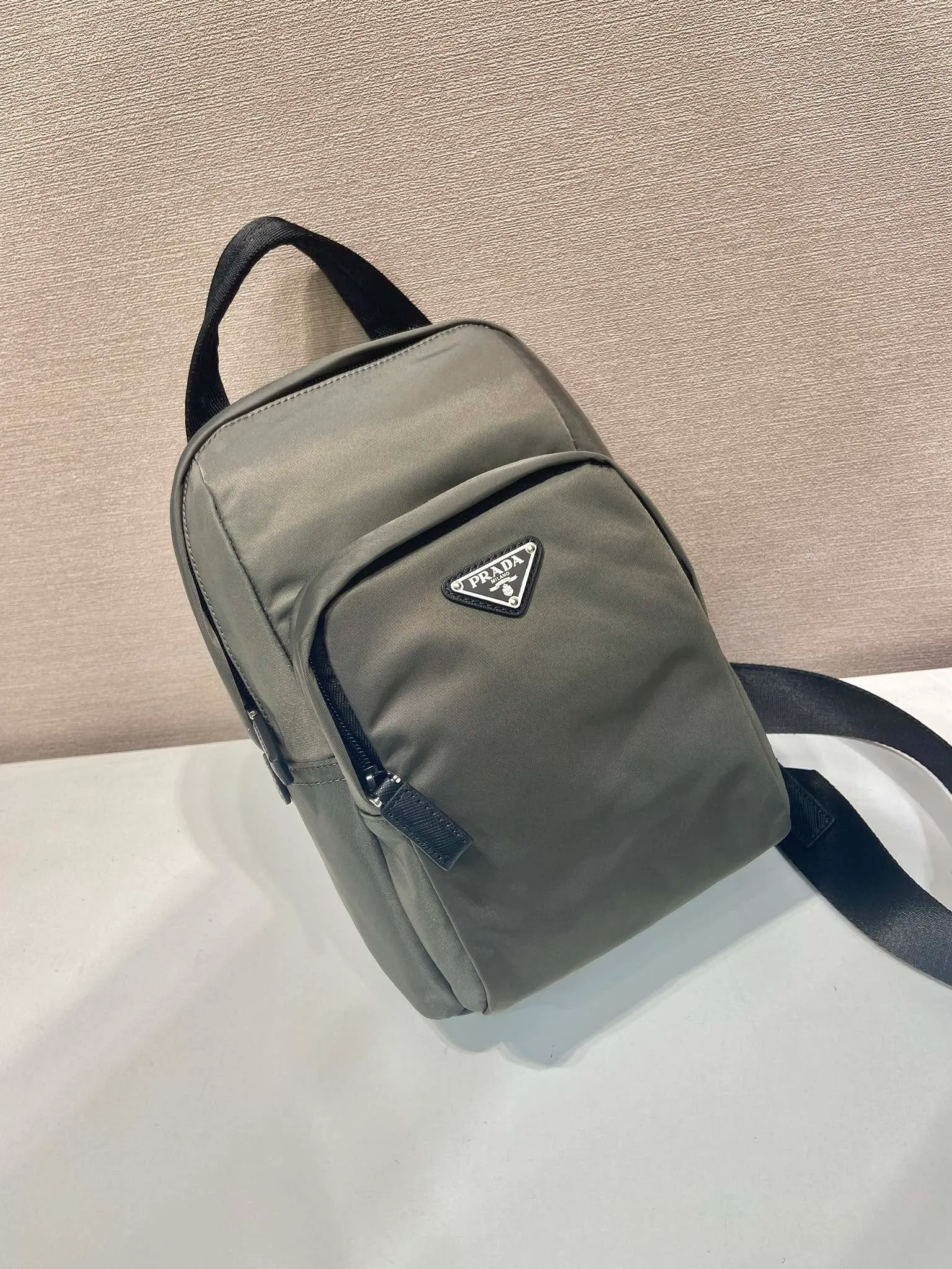 💰1040🎉New chest bag🎉🎉2VZ116🎉🎉 This chest bag is made of Re-Nylon recycled nylon material, with a lightweight and compact design and versatile style. A perfect blend of iconic elements, Saffiano leather details enhance sporty functionality. An enameled metal triangle logo adds signature appeal. Adjustable nylon shoulder strap, large capacity, stylish and handsome upper body effect😘😘Hurry up and get it🎉🎉 Length 20x Height 27x Bottom 8cm🎉🎉🎉💰💰💰