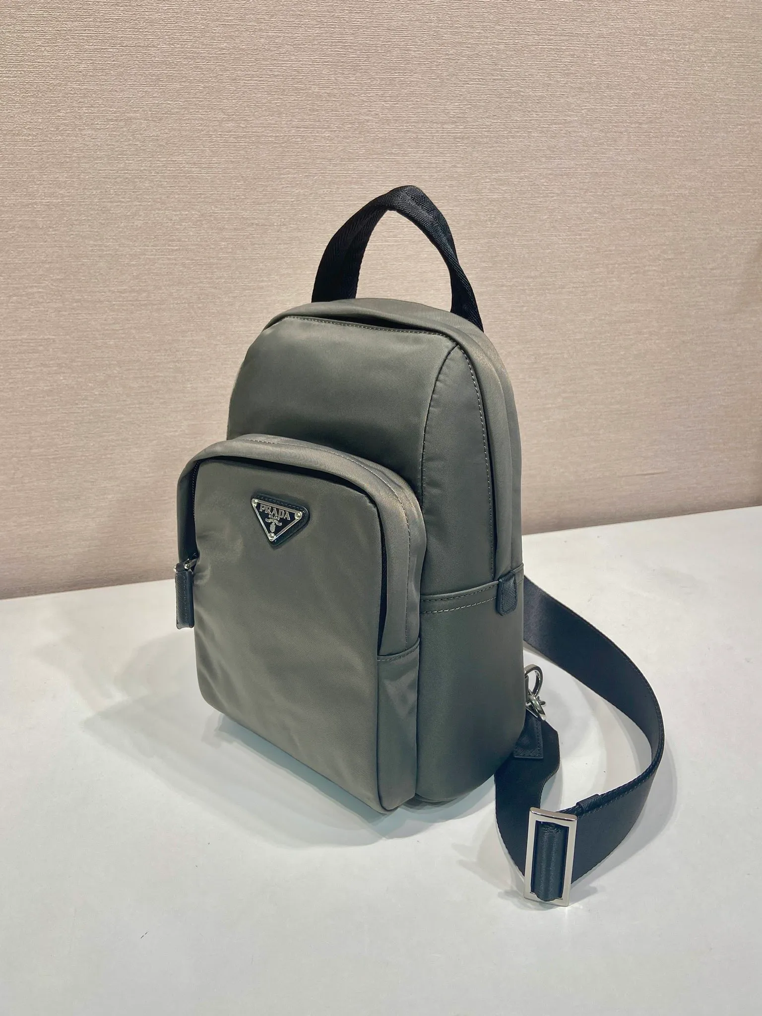 💰1040🎉New chest bag🎉🎉2VZ116🎉🎉 This chest bag is made of Re-Nylon recycled nylon material, with a lightweight and compact design and versatile style. A perfect blend of iconic elements, Saffiano leather details enhance sporty functionality. An enameled metal triangle logo adds signature appeal. Adjustable nylon shoulder strap, large capacity, stylish and handsome upper body effect😘😘Hurry up and get it🎉🎉 Length 20x Height 27x Bottom 8cm🎉🎉🎉💰💰💰