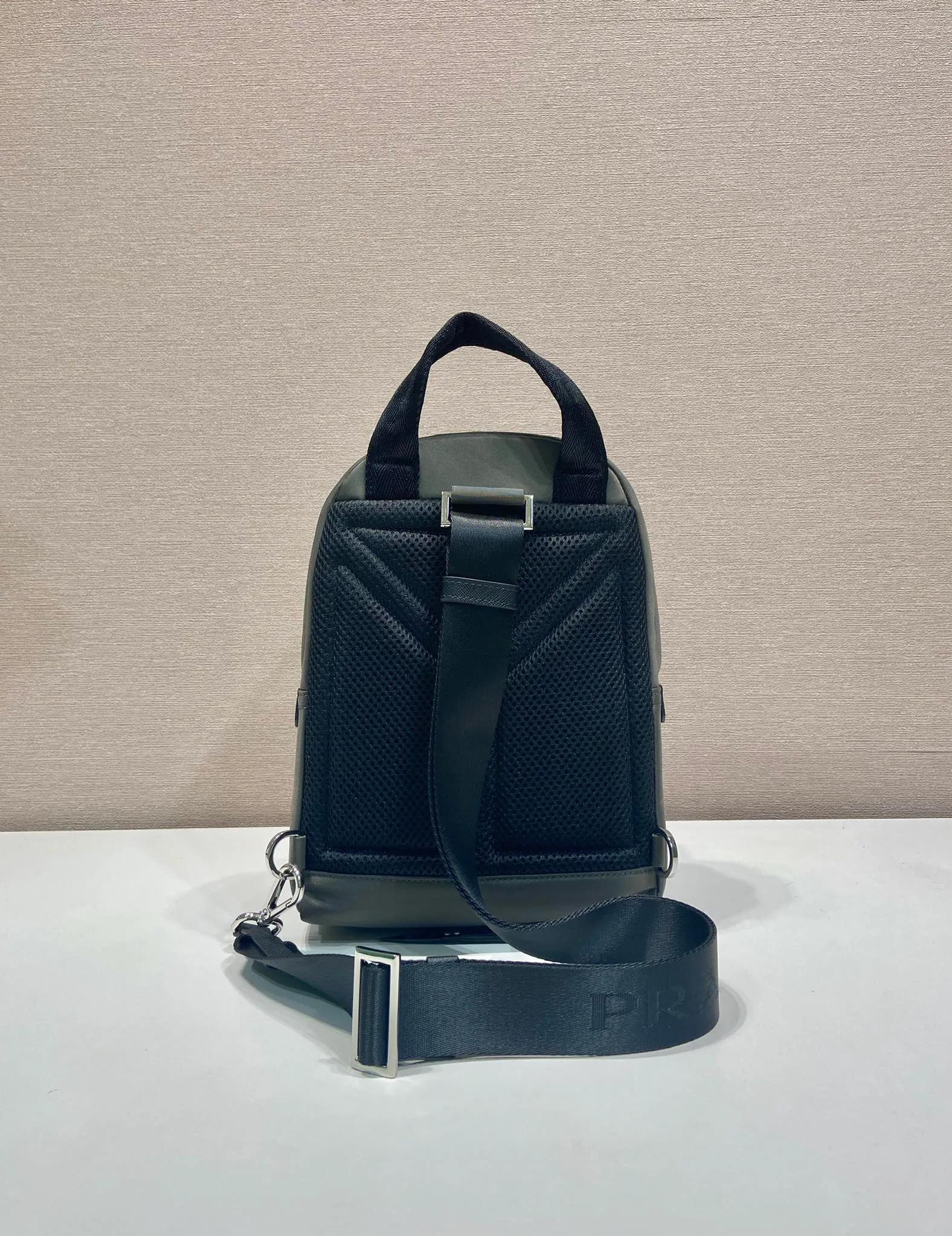 💰1040🎉New chest bag🎉🎉2VZ116🎉🎉 This chest bag is made of Re-Nylon recycled nylon material, with a lightweight and compact design and versatile style. A perfect blend of iconic elements, Saffiano leather details enhance sporty functionality. An enameled metal triangle logo adds signature appeal. Adjustable nylon shoulder strap, large capacity, stylish and handsome upper body effect😘😘Hurry up and get it🎉🎉 Length 20x Height 27x Bottom 8cm🎉🎉🎉💰💰💰