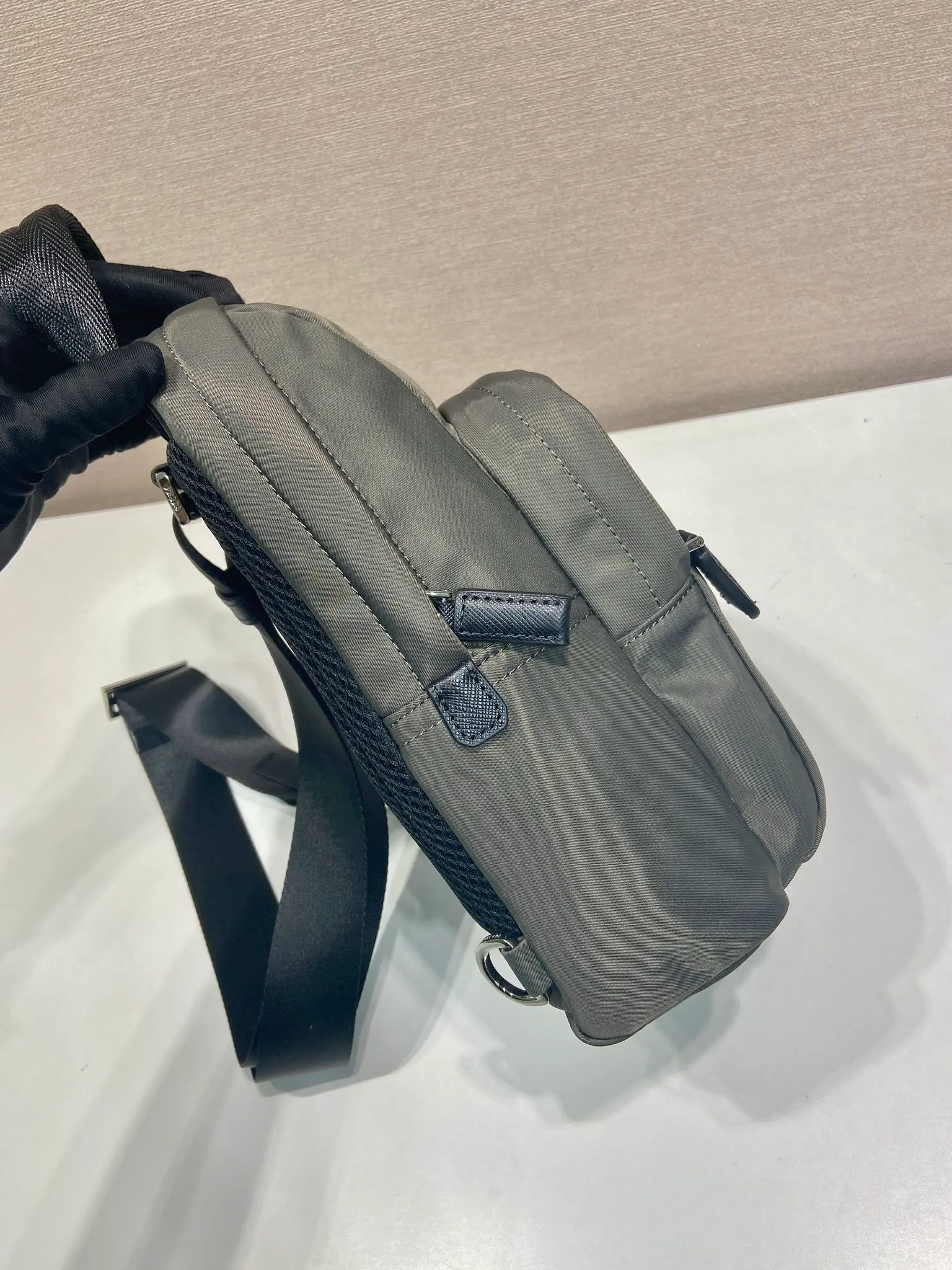 💰1040🎉New chest bag🎉🎉2VZ116🎉🎉 This chest bag is made of Re-Nylon recycled nylon material, with a lightweight and compact design and versatile style. A perfect blend of iconic elements, Saffiano leather details enhance sporty functionality. An enameled metal triangle logo adds signature appeal. Adjustable nylon shoulder strap, large capacity, stylish and handsome upper body effect😘😘Hurry up and get it🎉🎉 Length 20x Height 27x Bottom 8cm🎉🎉🎉💰💰💰