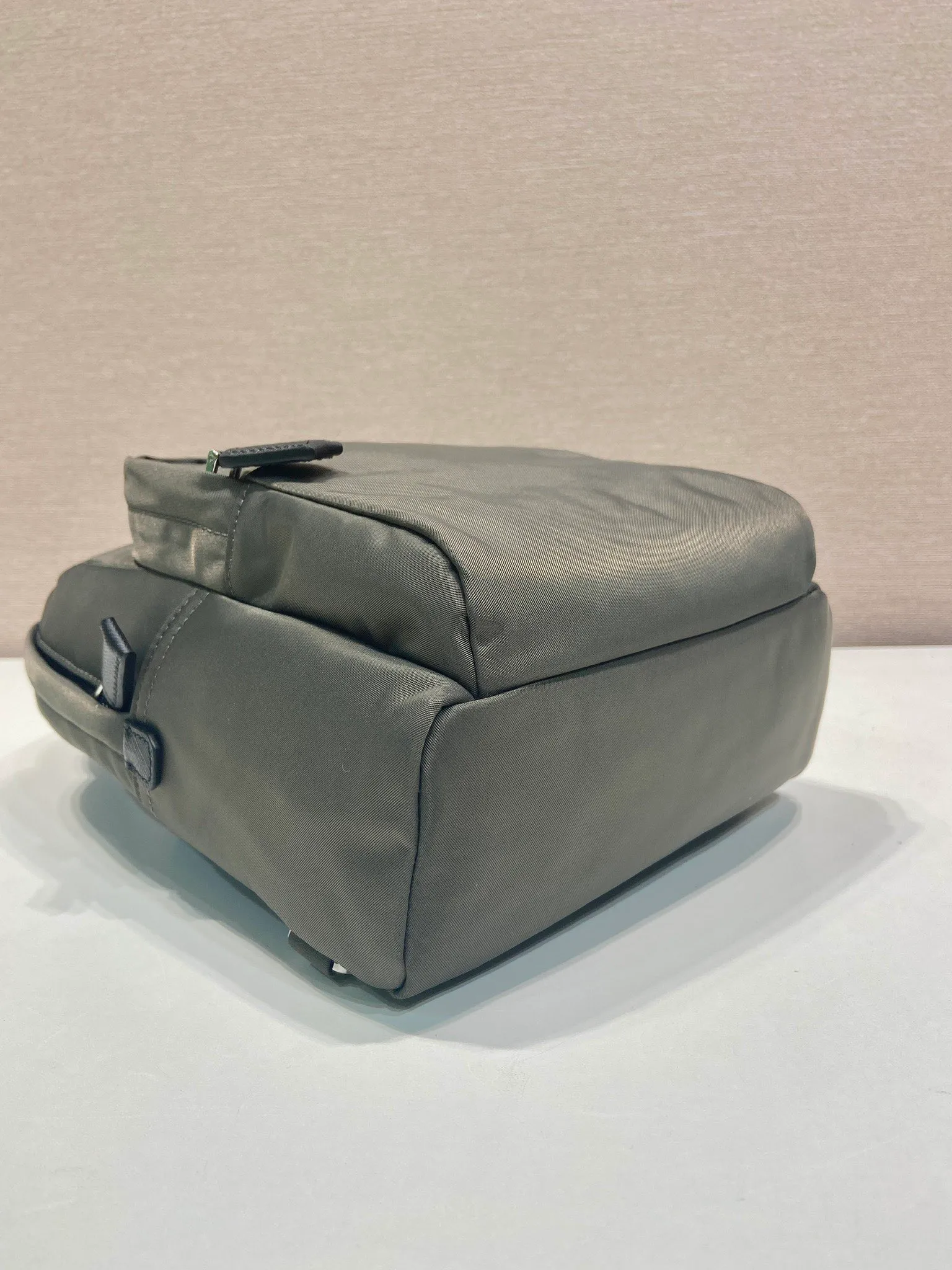 💰1040🎉New chest bag🎉🎉2VZ116🎉🎉 This chest bag is made of Re-Nylon recycled nylon material, with a lightweight and compact design and versatile style. A perfect blend of iconic elements, Saffiano leather details enhance sporty functionality. An enameled metal triangle logo adds signature appeal. Adjustable nylon shoulder strap, large capacity, stylish and handsome upper body effect😘😘Hurry up and get it🎉🎉 Length 20x Height 27x Bottom 8cm🎉🎉🎉💰💰💰