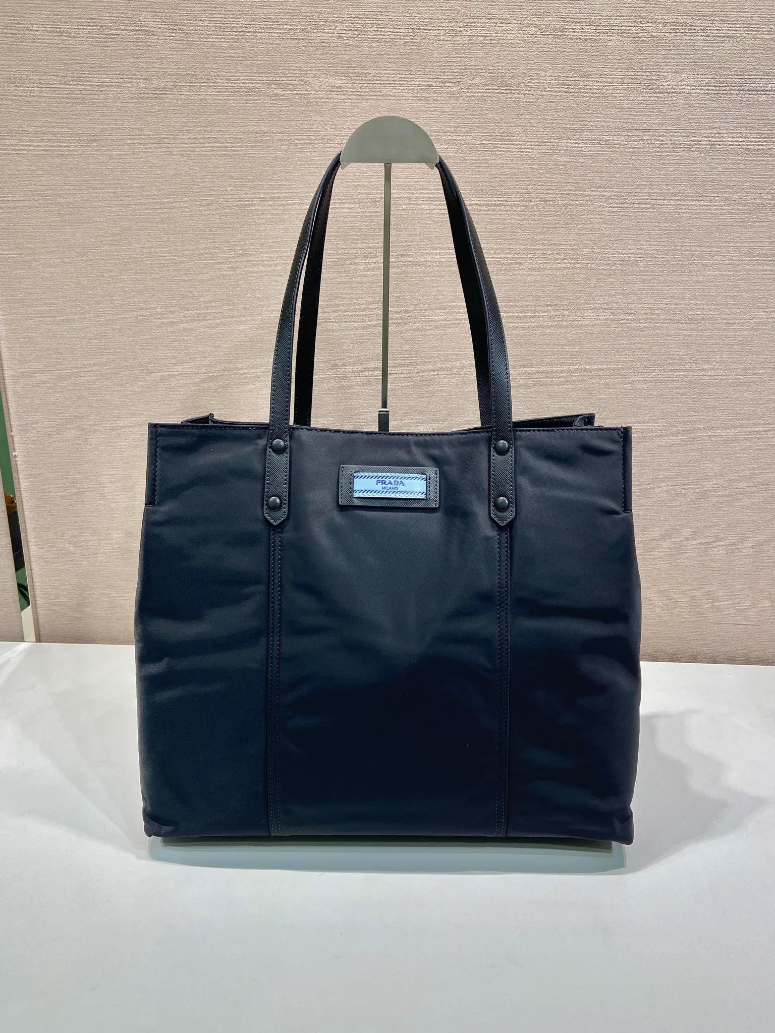 💰920, P’s new shopping bag 1BG184, original item, exclusive first release🤙🤙Made of imported nylon material, calfskin trim, leather double handles, contrasting leather logo, two zipper inner pockets, contrasting nylon lining. 165 OEM code. Lightweight and practical, ladies, hurry up and get it🙋🏻🙋🏻Length 40x Height 34x Bottom 16cm.💪🏾💪🏾💪🏾💰💰💰