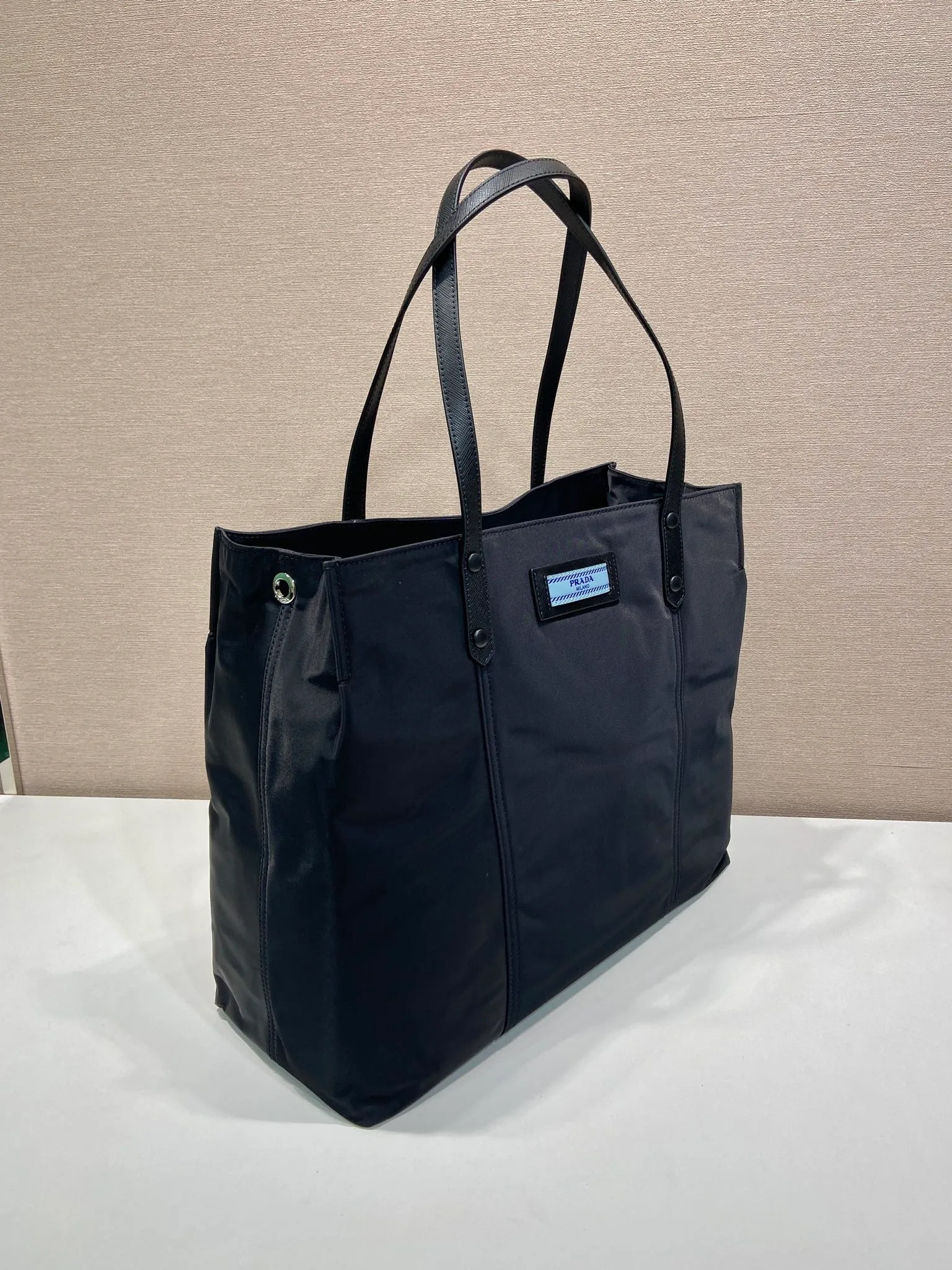 💰920, P’s new shopping bag 1BG184, original item, exclusive first release🤙🤙Made of imported nylon material, calfskin trim, leather double handles, contrasting leather logo, two zipper inner pockets, contrasting nylon lining. 165 OEM code. Lightweight and practical, ladies, hurry up and get it🙋🏻🙋🏻Length 40x Height 34x Bottom 16cm.💪🏾💪🏾💪🏾💰💰💰