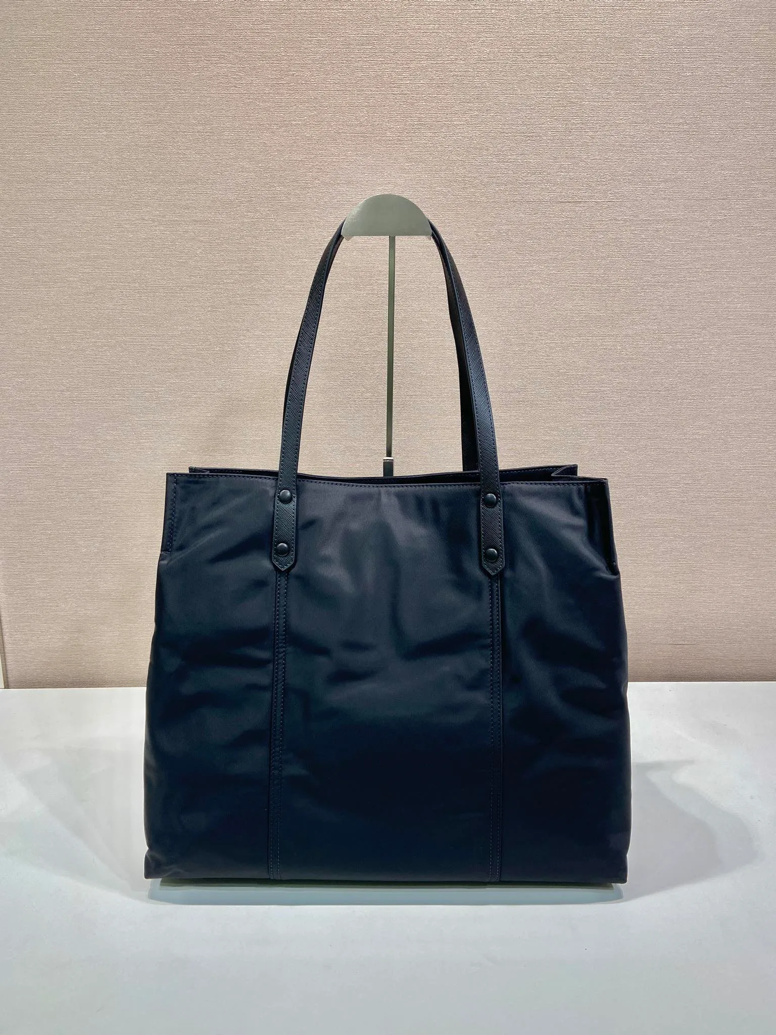💰920, P’s new shopping bag 1BG184, original item, exclusive first release🤙🤙Made of imported nylon material, calfskin trim, leather double handles, contrasting leather logo, two zipper inner pockets, contrasting nylon lining. 165 OEM code. Lightweight and practical, ladies, hurry up and get it🙋🏻🙋🏻Length 40x Height 34x Bottom 16cm.💪🏾💪🏾💪🏾💰💰💰