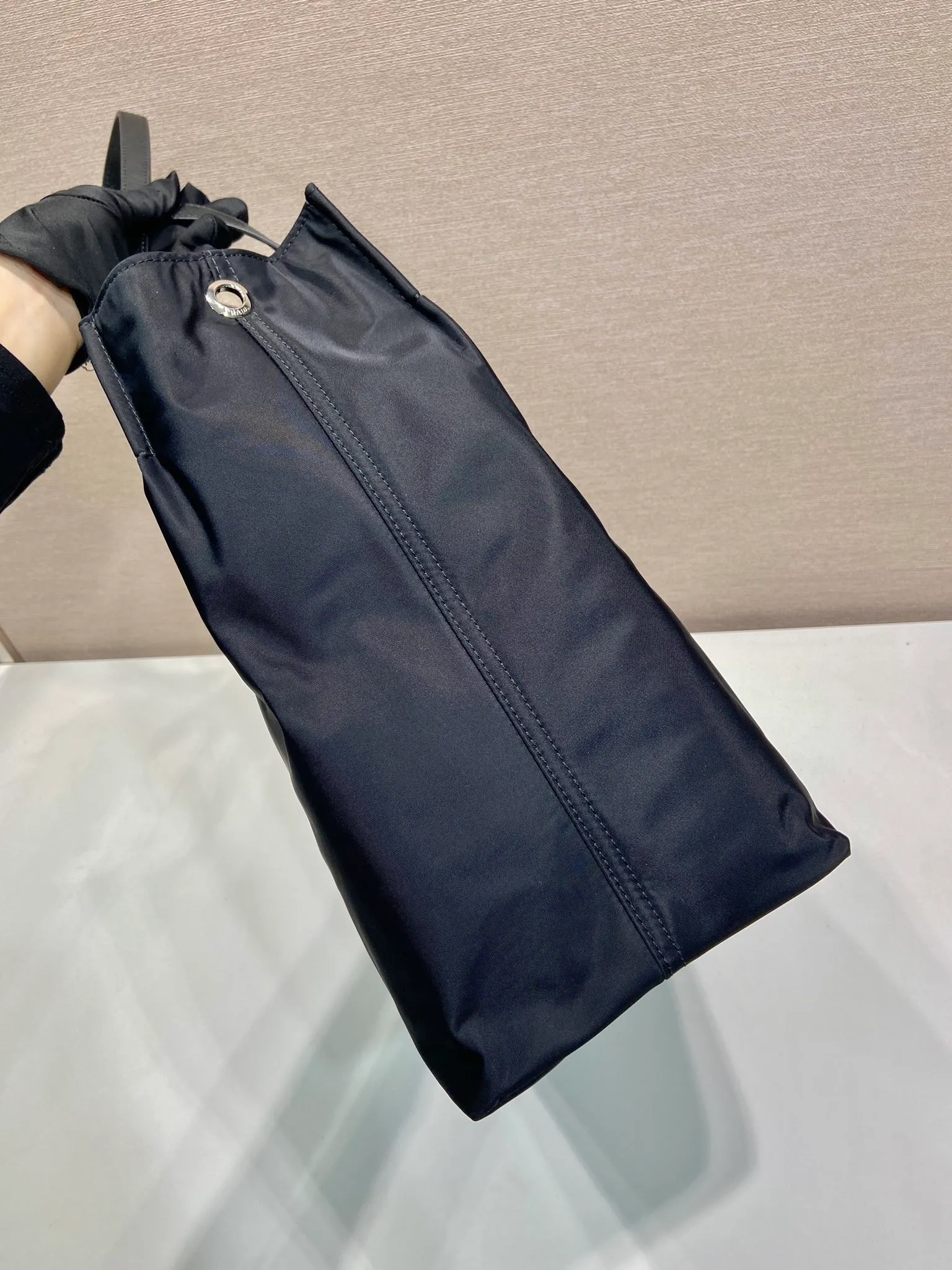 💰920, P’s new shopping bag 1BG184, original item, exclusive first release🤙🤙Made of imported nylon material, calfskin trim, leather double handles, contrasting leather logo, two zipper inner pockets, contrasting nylon lining. 165 OEM code. Lightweight and practical, ladies, hurry up and get it🙋🏻🙋🏻Length 40x Height 34x Bottom 16cm.💪🏾💪🏾💪🏾💰💰💰