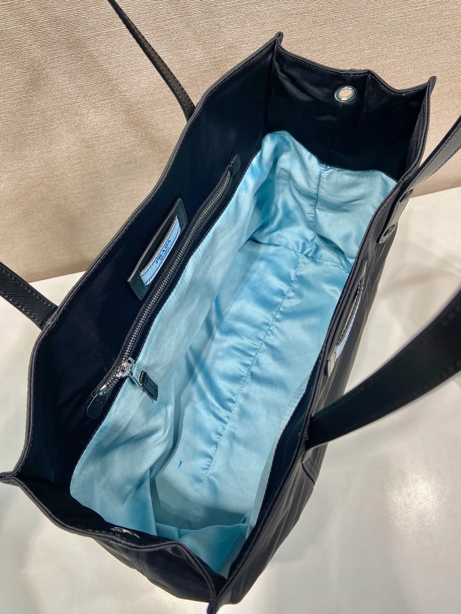 💰920, P’s new shopping bag 1BG184, original item, exclusive first release🤙🤙Made of imported nylon material, calfskin trim, leather double handles, contrasting leather logo, two zipper inner pockets, contrasting nylon lining. 165 OEM code. Lightweight and practical, ladies, hurry up and get it🙋🏻🙋🏻Length 40x Height 34x Bottom 16cm.💪🏾💪🏾💪🏾💰💰💰
