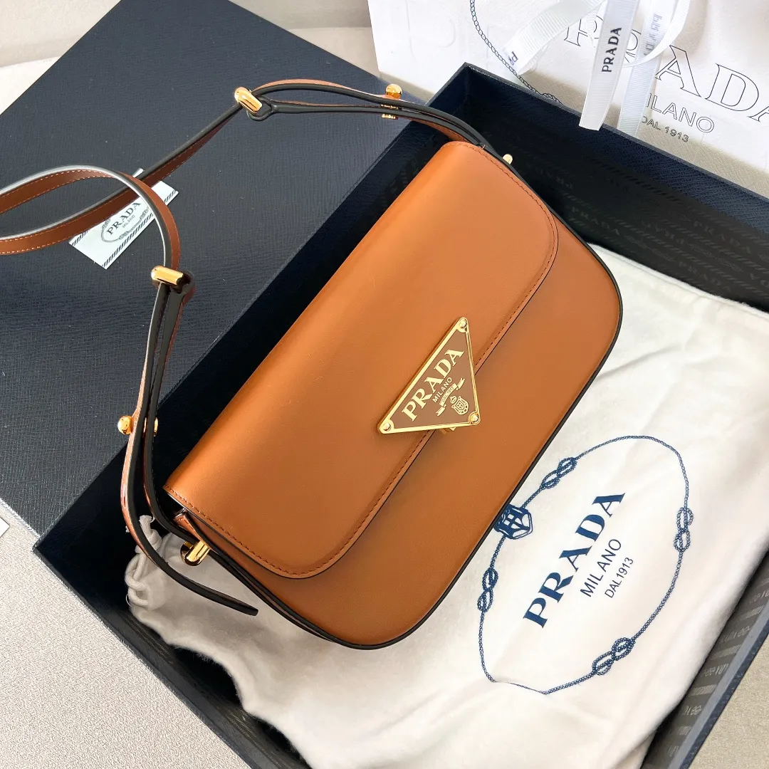 💰1440✨New product launch✨2023 new series shoulder bag 1BD339 is made of exquisite calfskin and is equipped with the iconic triangular logo decorative lock. The shoulder strap is adjustable and can be carried under the armpit or on one shoulder. The overall style of the bag is simple and the lines are elegant. Fashion and retro style are combined. The inner compartment capacity is also great. It is a new fashion trendsetter that combines retro fashion and practicality😘 Size 20.5*10.5*4 caramel color