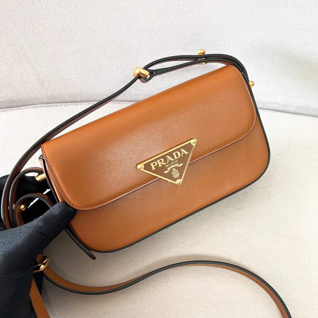💰1440✨New product launch✨2023 new series shoulder bag 1BD339 is made of exquisite calfskin and is equipped with the iconic triangular logo decorative lock. The shoulder strap is adjustable and can be carried under the armpit or on one shoulder. The overall style of the bag is simple and the lines are elegant. Fashion and retro style are combined. The inner compartment capacity is also great. It is a new fashion trendsetter that combines retro fashion and practicality😘 Size 20.5*10.5*4 caramel color