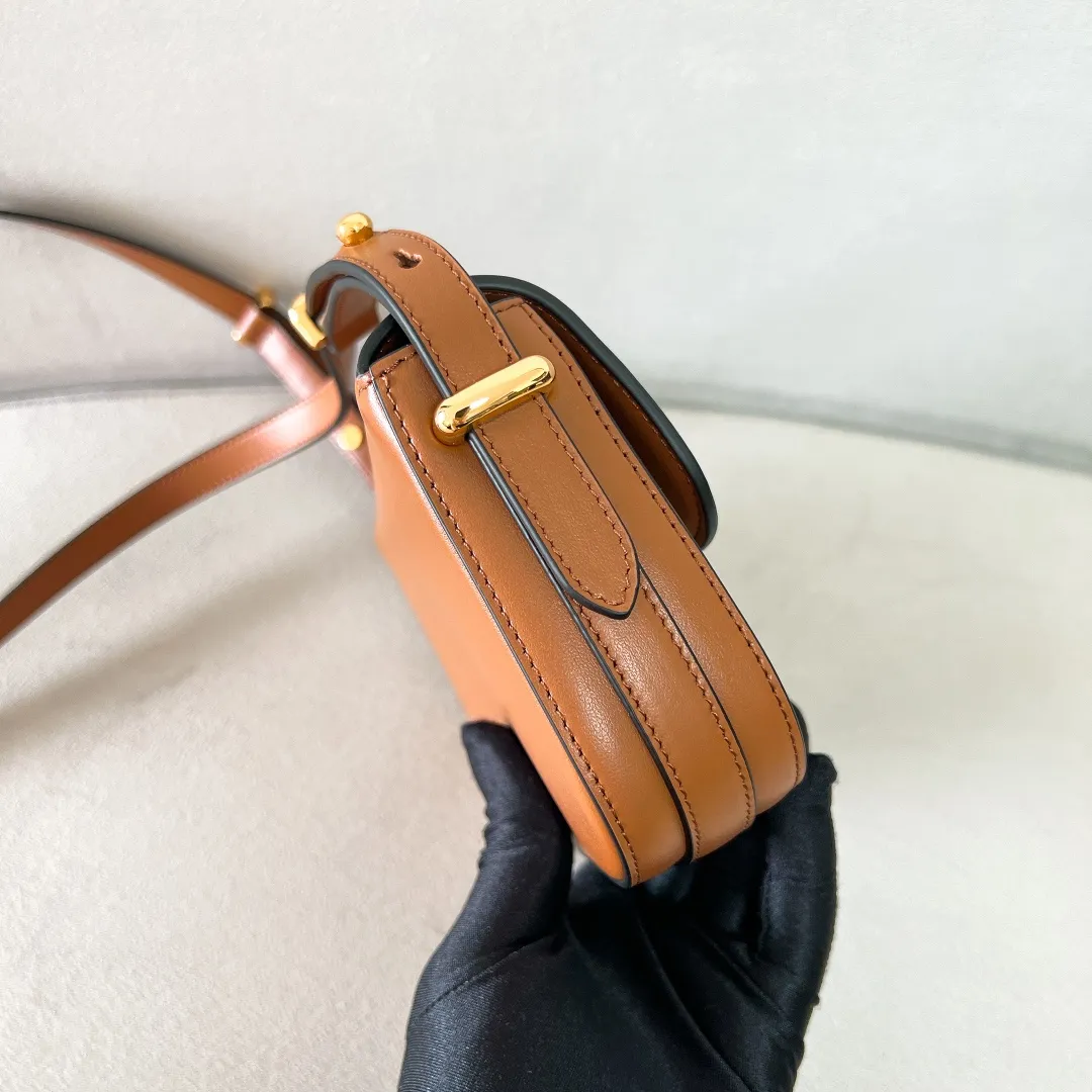 💰1440✨New product launch✨2023 new series shoulder bag 1BD339 is made of exquisite calfskin and is equipped with the iconic triangular logo decorative lock. The shoulder strap is adjustable and can be carried under the armpit or on one shoulder. The overall style of the bag is simple and the lines are elegant. Fashion and retro style are combined. The inner compartment capacity is also great. It is a new fashion trendsetter that combines retro fashion and practicality😘 Size 20.5*10.5*4 caramel color