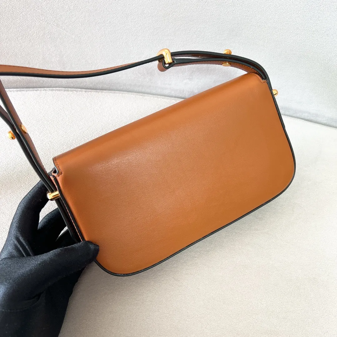 💰1440✨New product launch✨2023 new series shoulder bag 1BD339 is made of exquisite calfskin and is equipped with the iconic triangular logo decorative lock. The shoulder strap is adjustable and can be carried under the armpit or on one shoulder. The overall style of the bag is simple and the lines are elegant. Fashion and retro style are combined. The inner compartment capacity is also great. It is a new fashion trendsetter that combines retro fashion and practicality😘 Size 20.5*10.5*4 caramel color