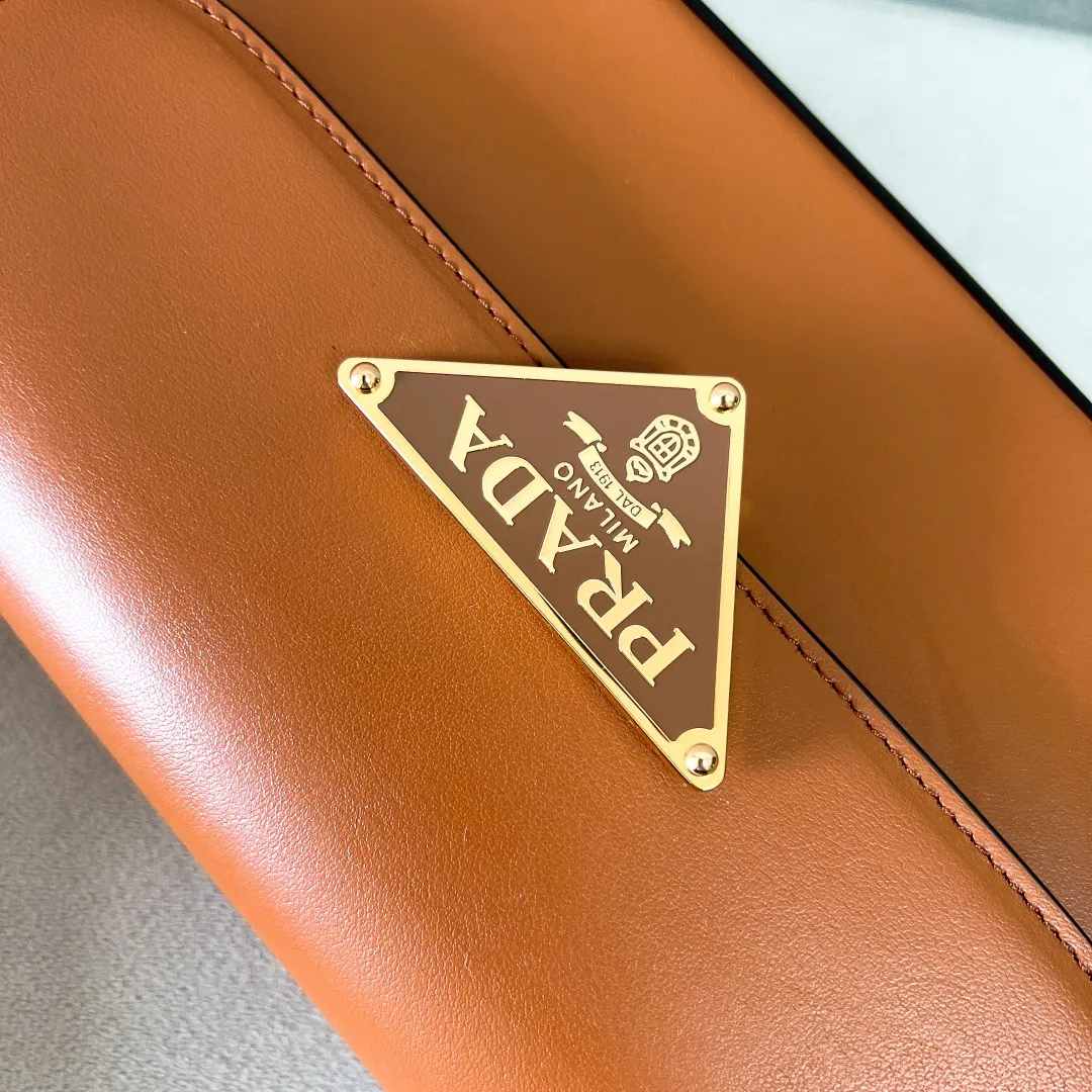 💰1440✨New product launch✨2023 new series shoulder bag 1BD339 is made of exquisite calfskin and is equipped with the iconic triangular logo decorative lock. The shoulder strap is adjustable and can be carried under the armpit or on one shoulder. The overall style of the bag is simple and the lines are elegant. Fashion and retro style are combined. The inner compartment capacity is also great. It is a new fashion trendsetter that combines retro fashion and practicality😘 Size 20.5*10.5*4 caramel color