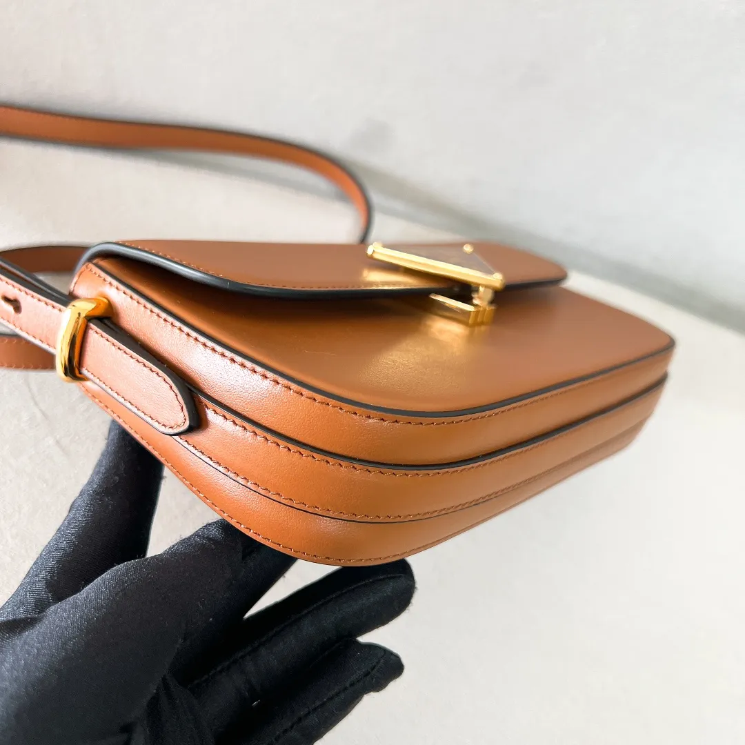 💰1440✨New product launch✨2023 new series shoulder bag 1BD339 is made of exquisite calfskin and is equipped with the iconic triangular logo decorative lock. The shoulder strap is adjustable and can be carried under the armpit or on one shoulder. The overall style of the bag is simple and the lines are elegant. Fashion and retro style are combined. The inner compartment capacity is also great. It is a new fashion trendsetter that combines retro fashion and practicality😘 Size 20.5*10.5*4 caramel color