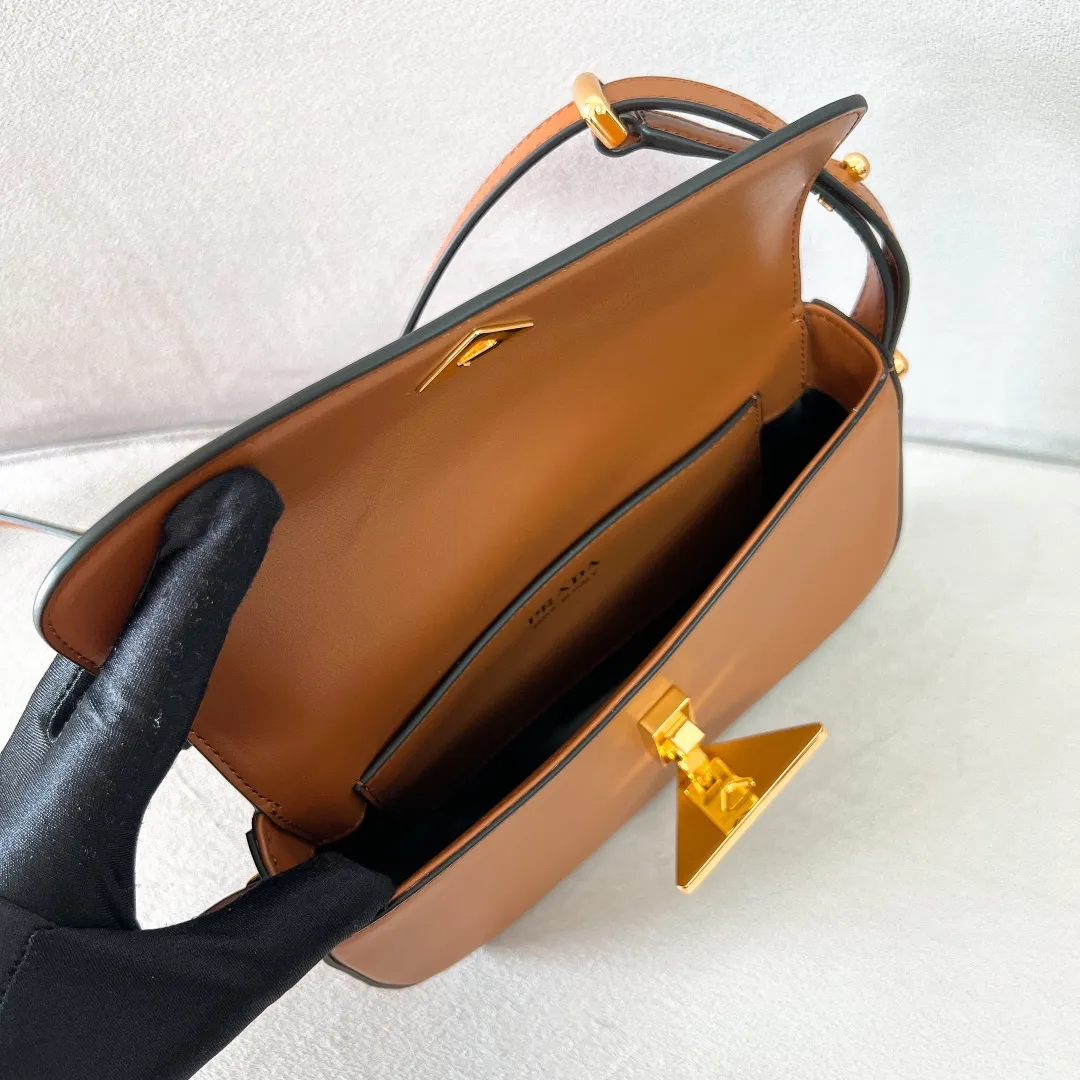 💰1440✨New product launch✨2023 new series shoulder bag 1BD339 is made of exquisite calfskin and is equipped with the iconic triangular logo decorative lock. The shoulder strap is adjustable and can be carried under the armpit or on one shoulder. The overall style of the bag is simple and the lines are elegant. Fashion and retro style are combined. The inner compartment capacity is also great. It is a new fashion trendsetter that combines retro fashion and practicality😘 Size 20.5*10.5*4 caramel color