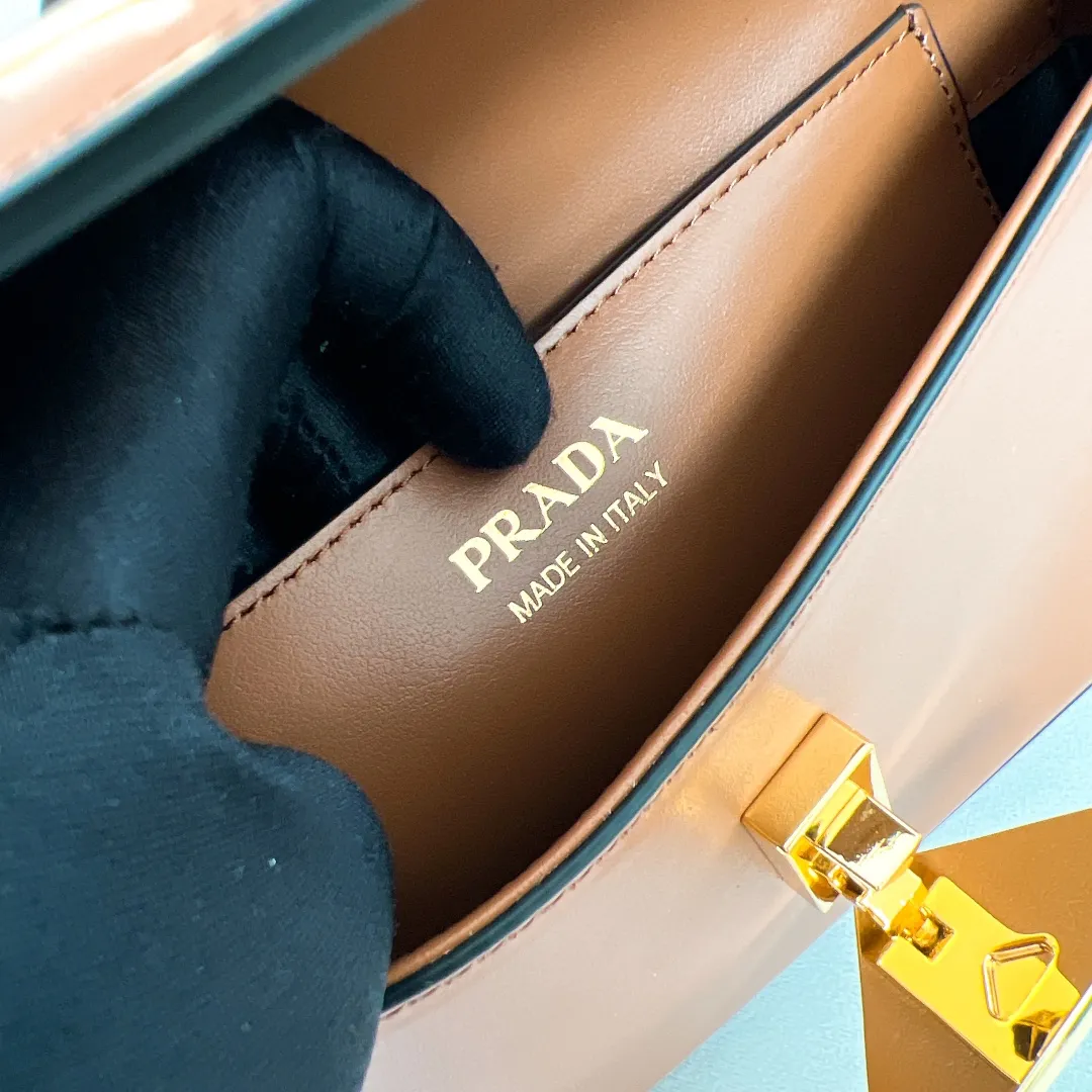 💰1440✨New product launch✨2023 new series shoulder bag 1BD339 is made of exquisite calfskin and is equipped with the iconic triangular logo decorative lock. The shoulder strap is adjustable and can be carried under the armpit or on one shoulder. The overall style of the bag is simple and the lines are elegant. Fashion and retro style are combined. The inner compartment capacity is also great. It is a new fashion trendsetter that combines retro fashion and practicality😘 Size 20.5*10.5*4 caramel color