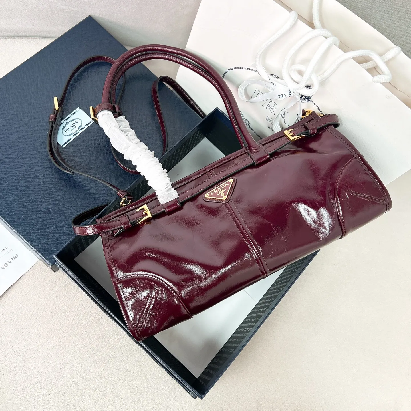 💰1840✨New model debut✨Oil-waxed leather LuxSoft handbag large size 1BA426 Popular LuxSoftBag Retro oil-waxed leather with gold hardware Iconic triangle logo Comes with a long shoulder strap Can be carried on one shoulder or crossbody The fashionable feel is straight forward Size 32*15.5*12 wine red