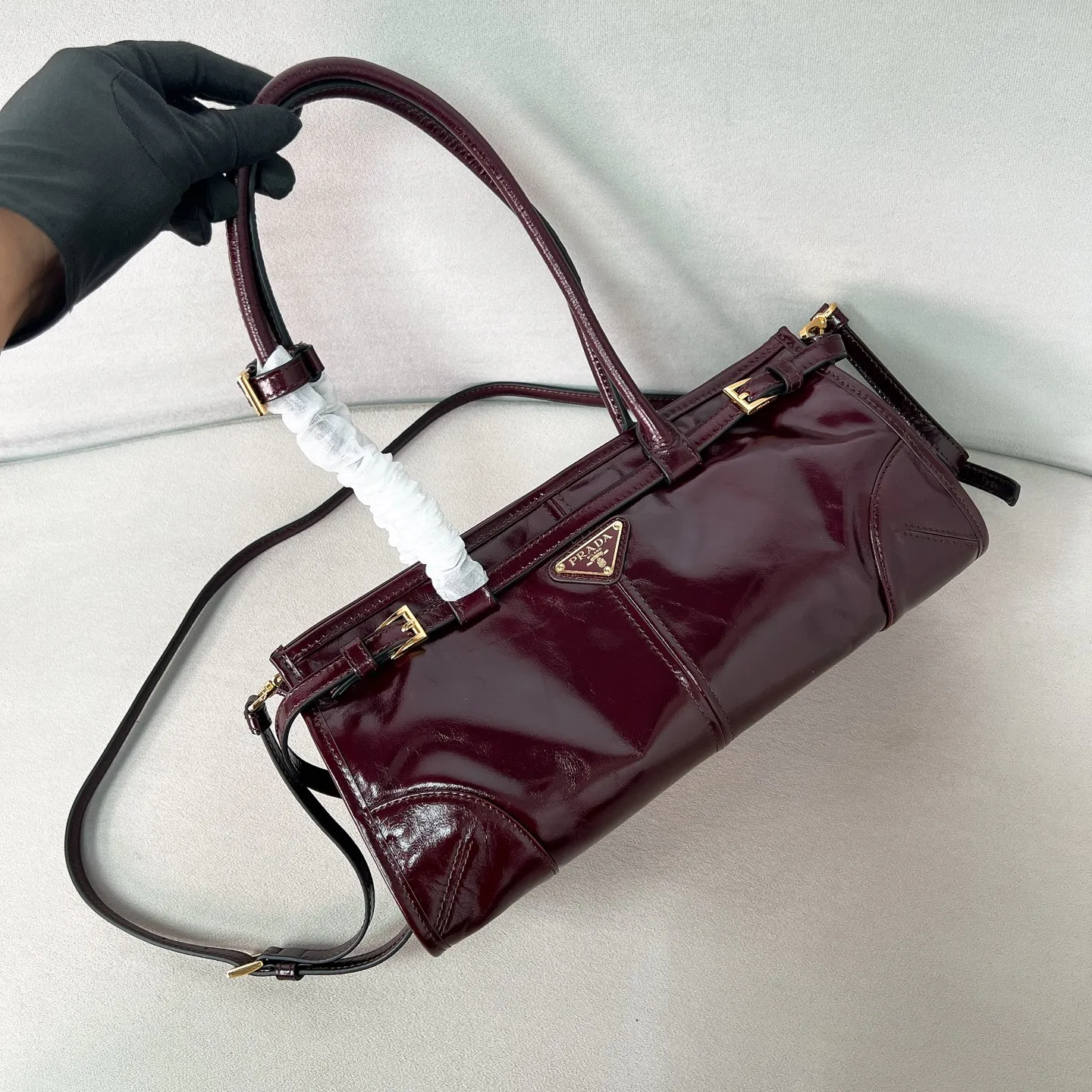 💰1840✨New model debut✨Oil-waxed leather LuxSoft handbag large size 1BA426 Popular LuxSoftBag Retro oil-waxed leather with gold hardware Iconic triangle logo Comes with a long shoulder strap Can be carried on one shoulder or crossbody The fashionable feel is straight forward Size 32*15.5*12 wine red